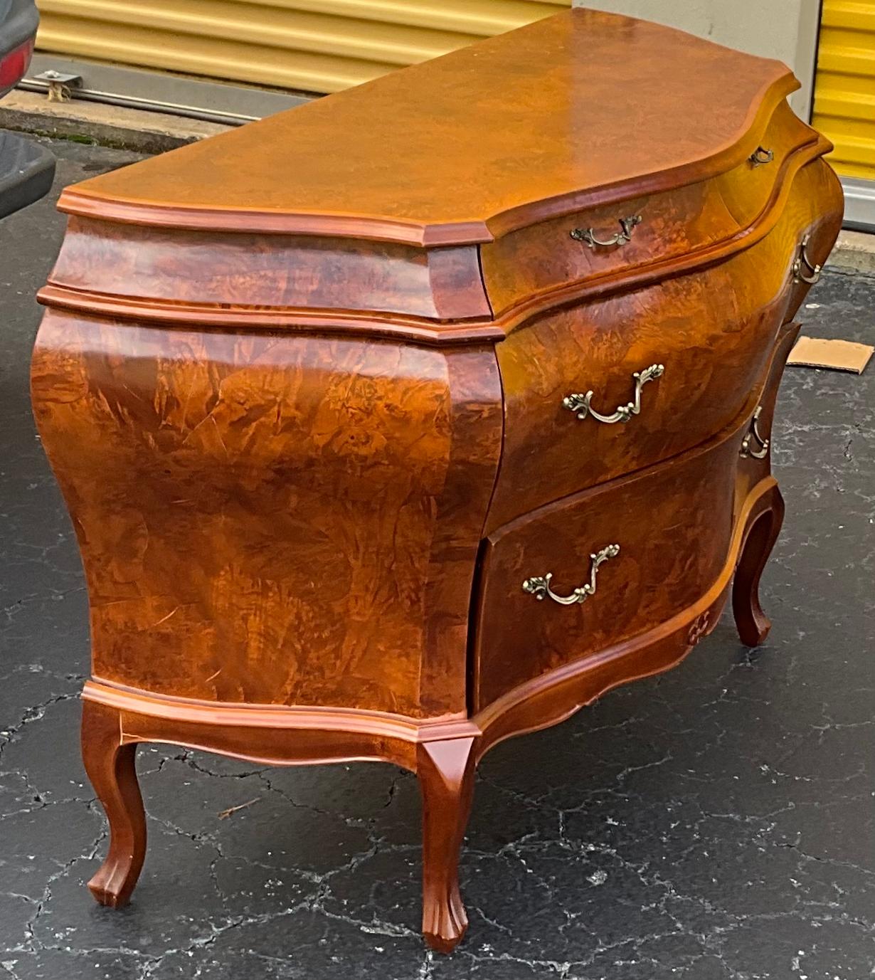 1970 French Style Italian Burlwood And Brass Commodes / Chest Of Drawers - Pair Bon état - En vente à Kennesaw, GA