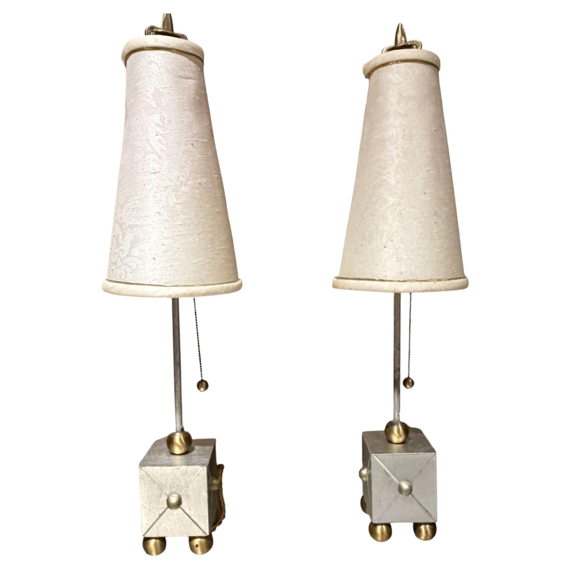 Coppia di lampade da tavolo in stile Maison Le Dauphin, in ottone Hollywood Regency