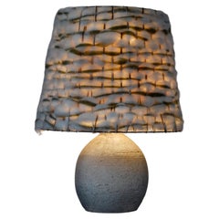 Lampe de table française des années 1970 avec socle en grès et abat-jour en laine