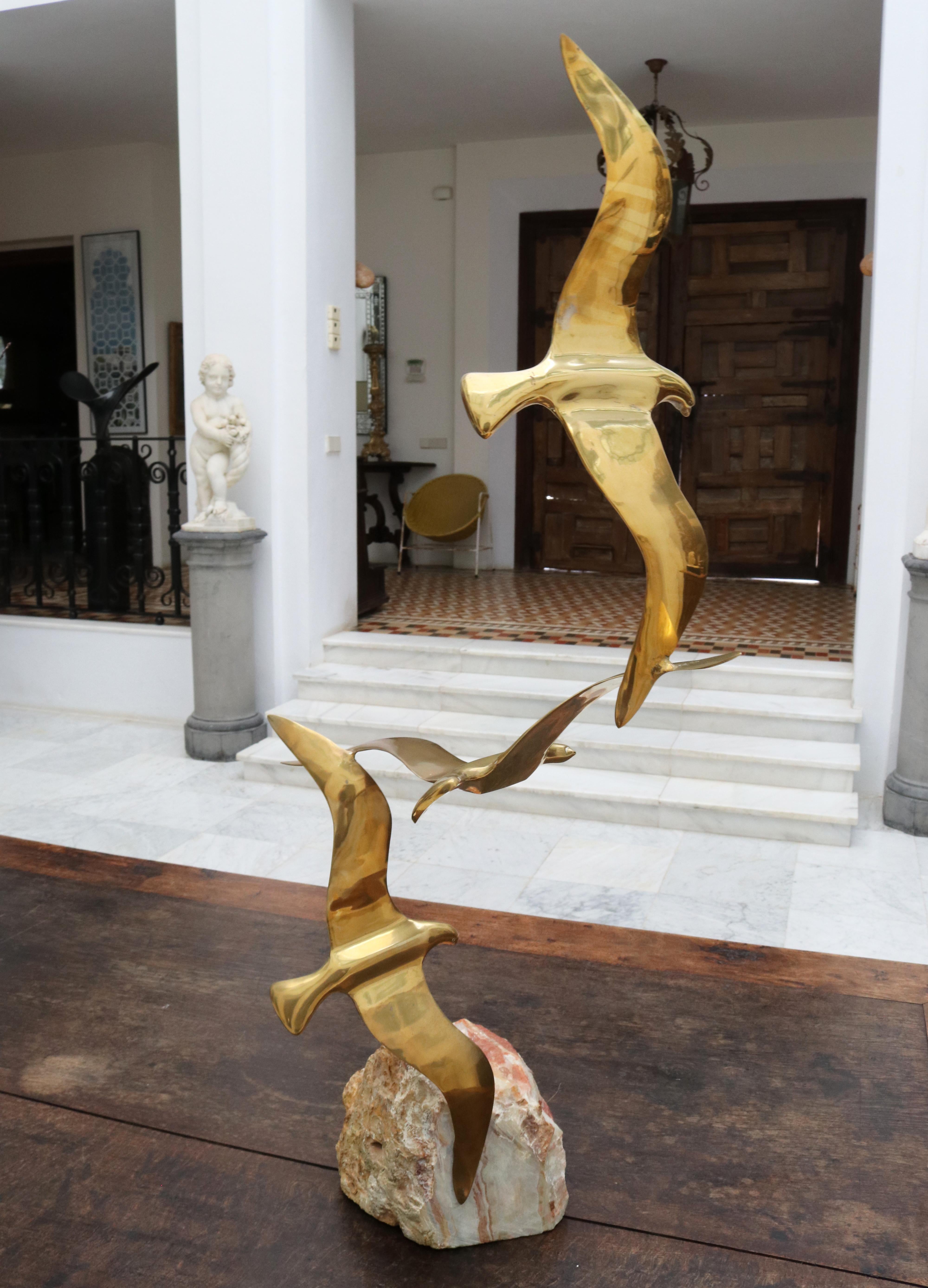 Scultura a tre uccelli in ottone vintage francese degli anni '70 con base in onice In condizioni buone in vendita a Marbella, ES