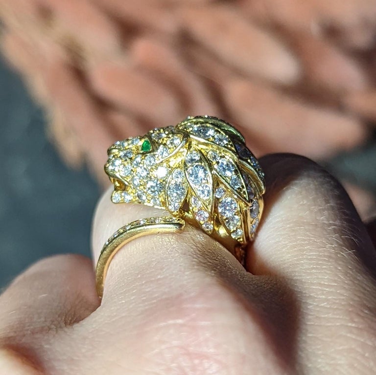 1970's French Vintage Diamond Emerald 18 Karat Yellow Gold Lion Bypass Ring For Sale 6