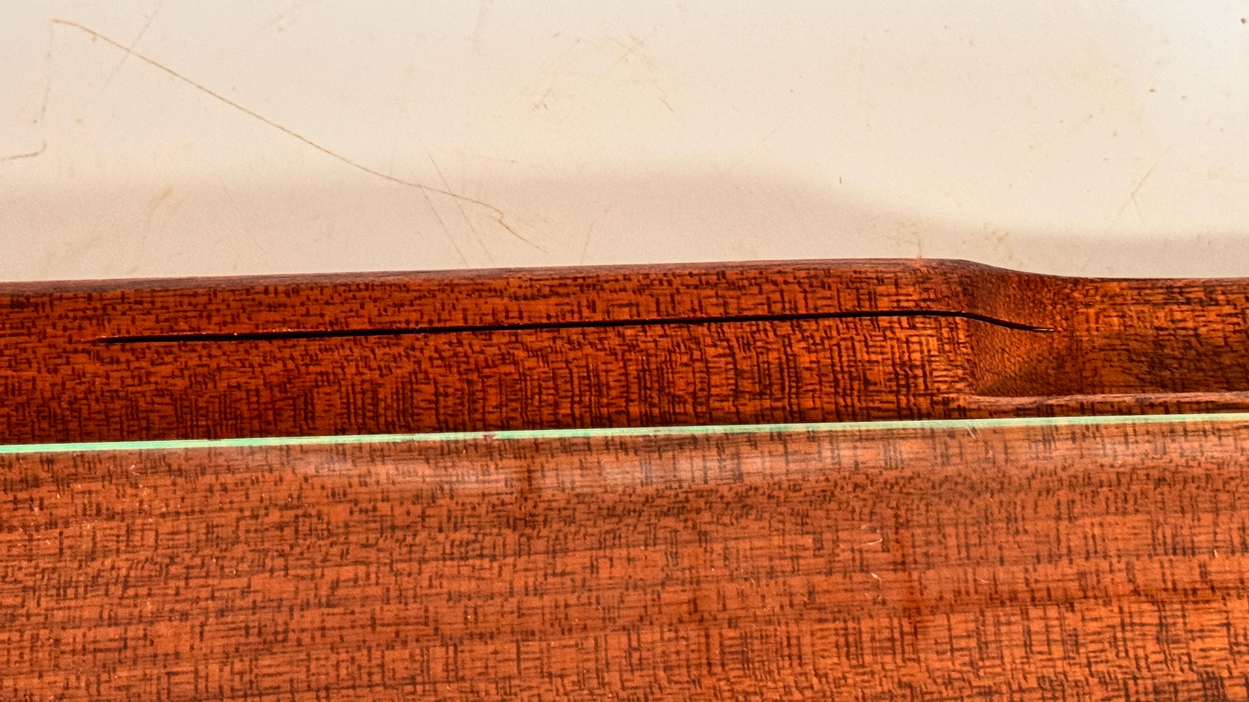 Plateau à fromage en bois français des années 1970 avec plaque en verre et fente pour couteau en vente 3