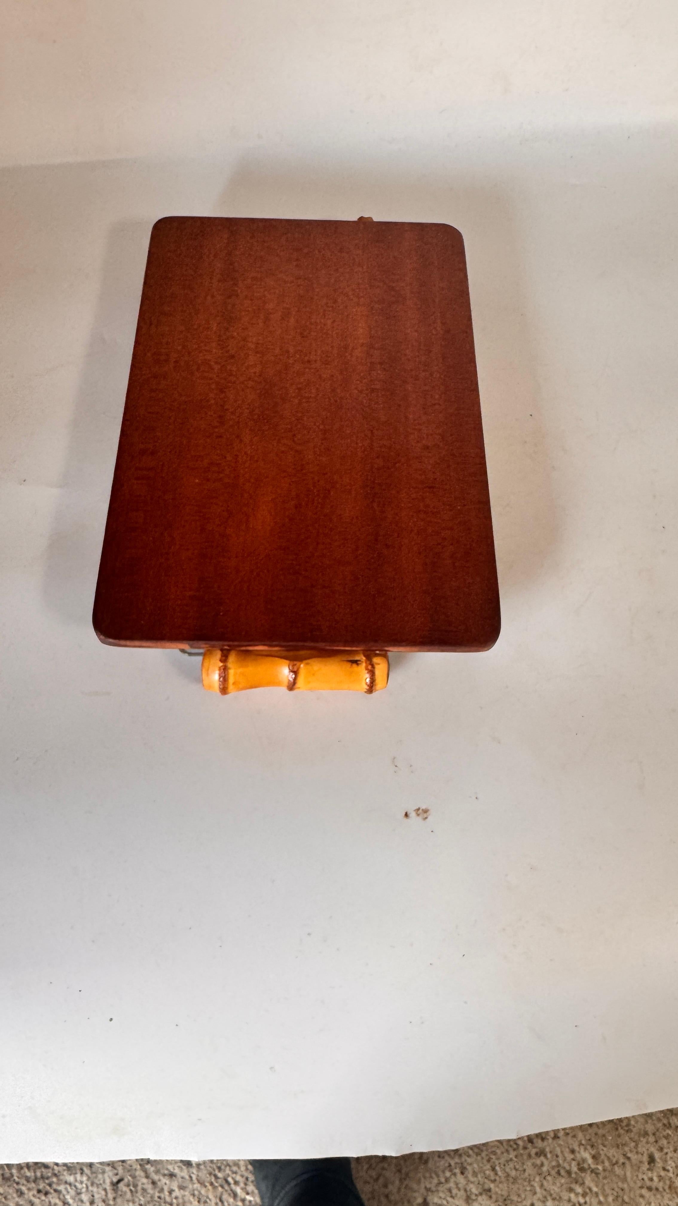 Plateau à fromage en bois français des années 1970 avec plaque en verre et fente pour couteau en vente 4