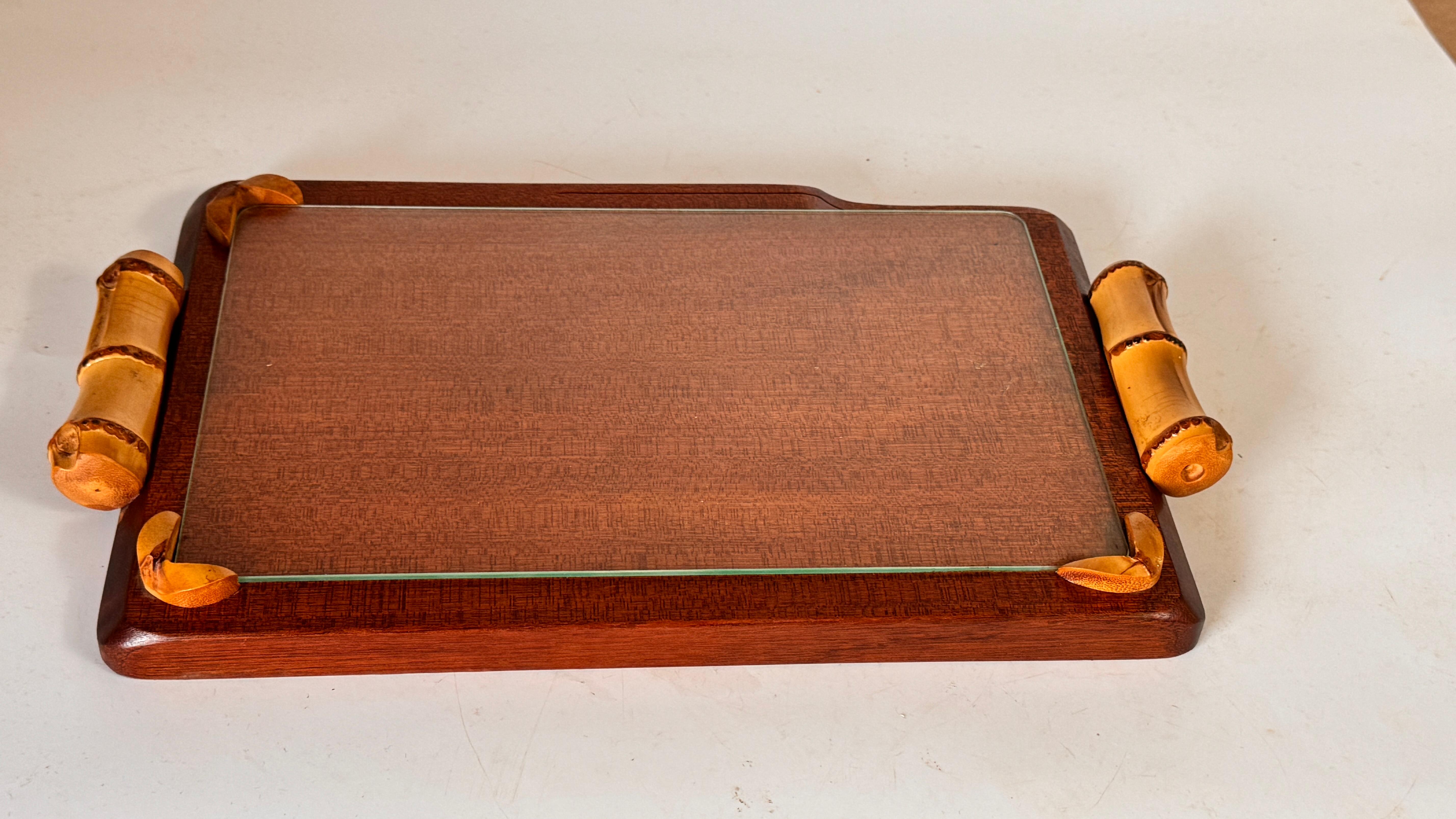 Plateau à fromage en bois français des années 1970 avec assiette en verre et fente pour le couteau

Description :
Cet élégant plateau à fromage a été fabriqué en France dans les années 1970. Il combine une base en bois solide avec une assiette en