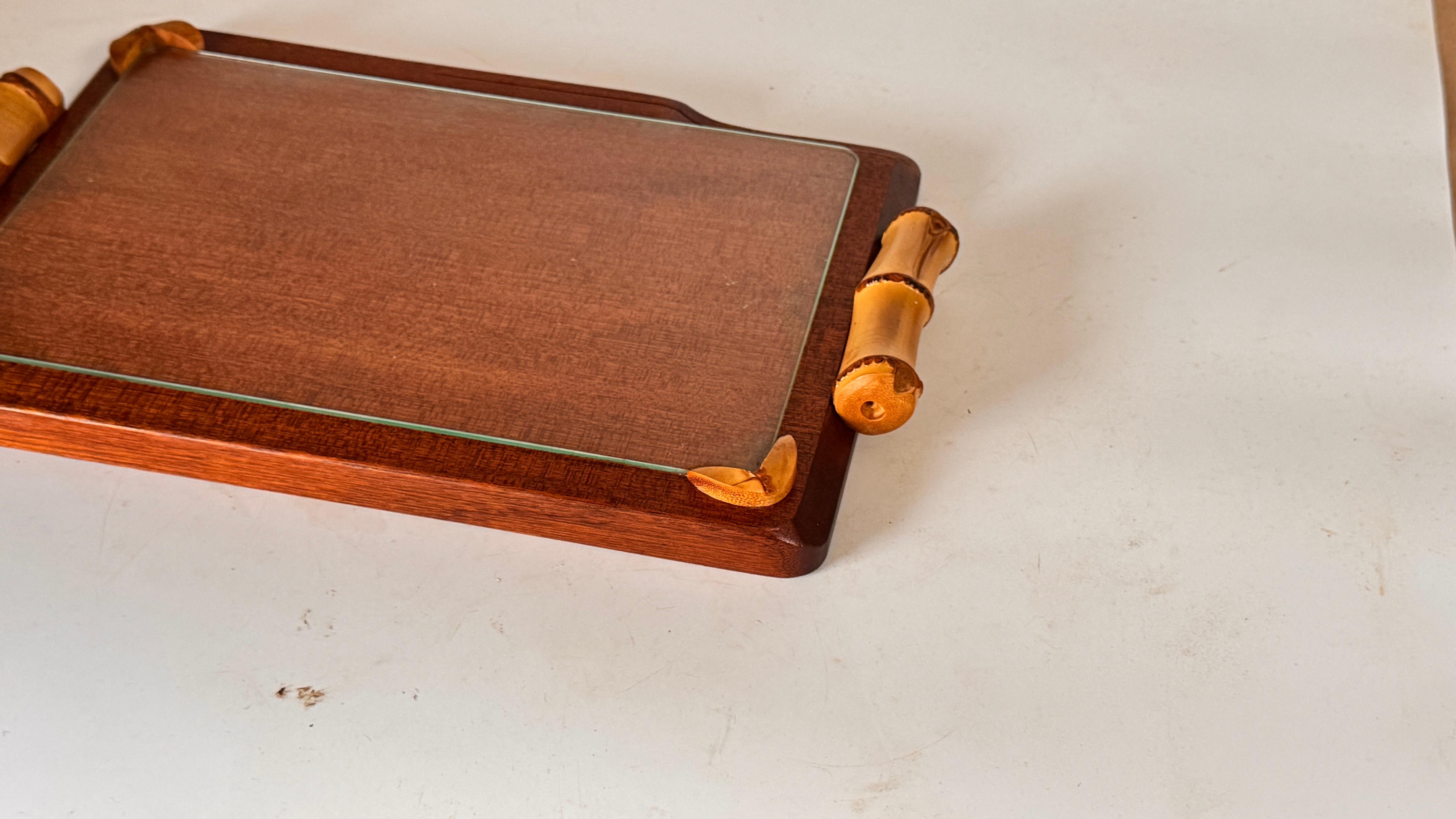 Classique américain Plateau à fromage en bois français des années 1970 avec plaque en verre et fente pour couteau en vente