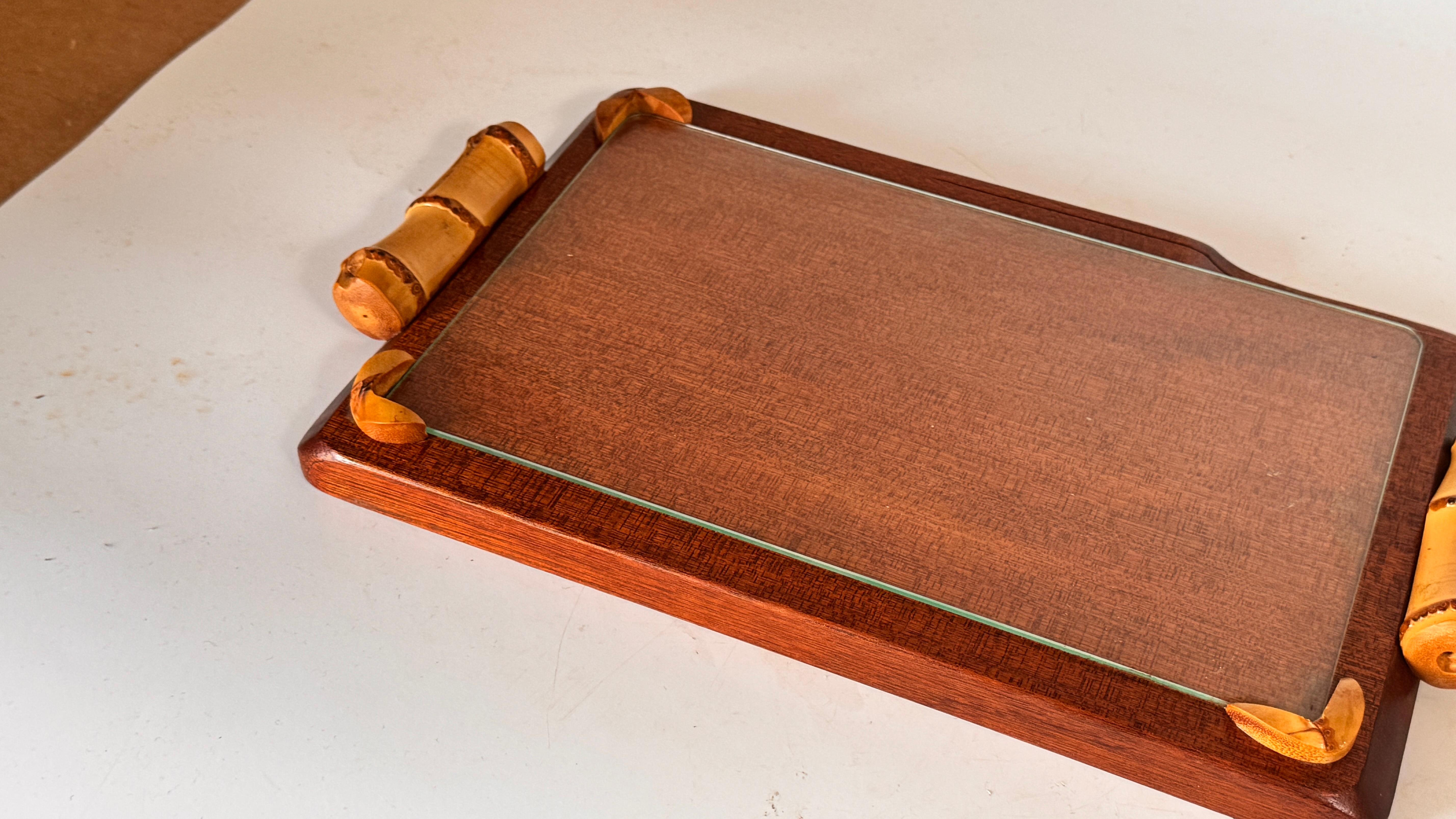 Français Plateau à fromage en bois français des années 1970 avec plaque en verre et fente pour couteau en vente