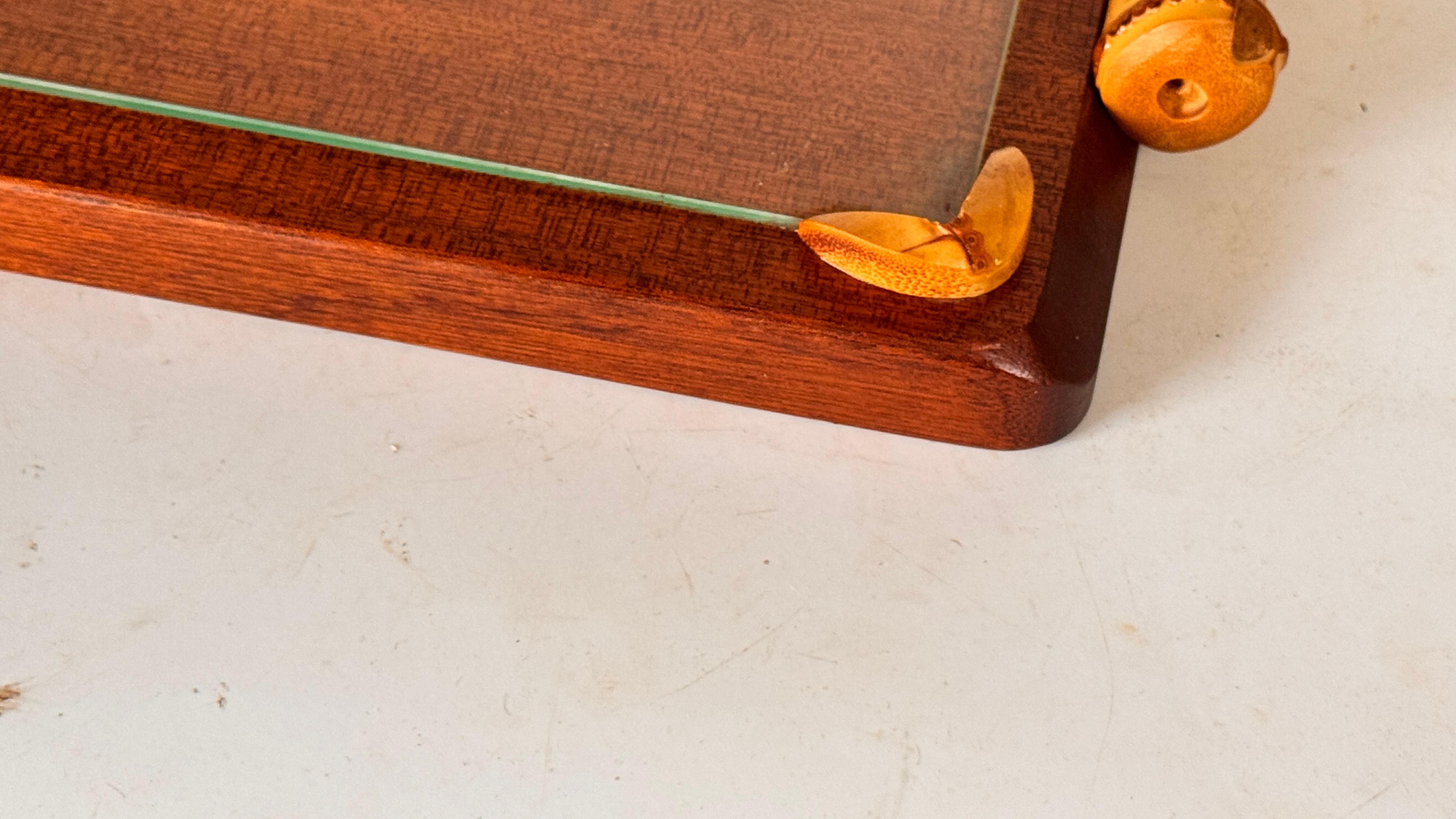 Plateau à fromage en bois français des années 1970 avec plaque en verre et fente pour couteau Bon état - En vente à Auribeau sur Siagne, FR