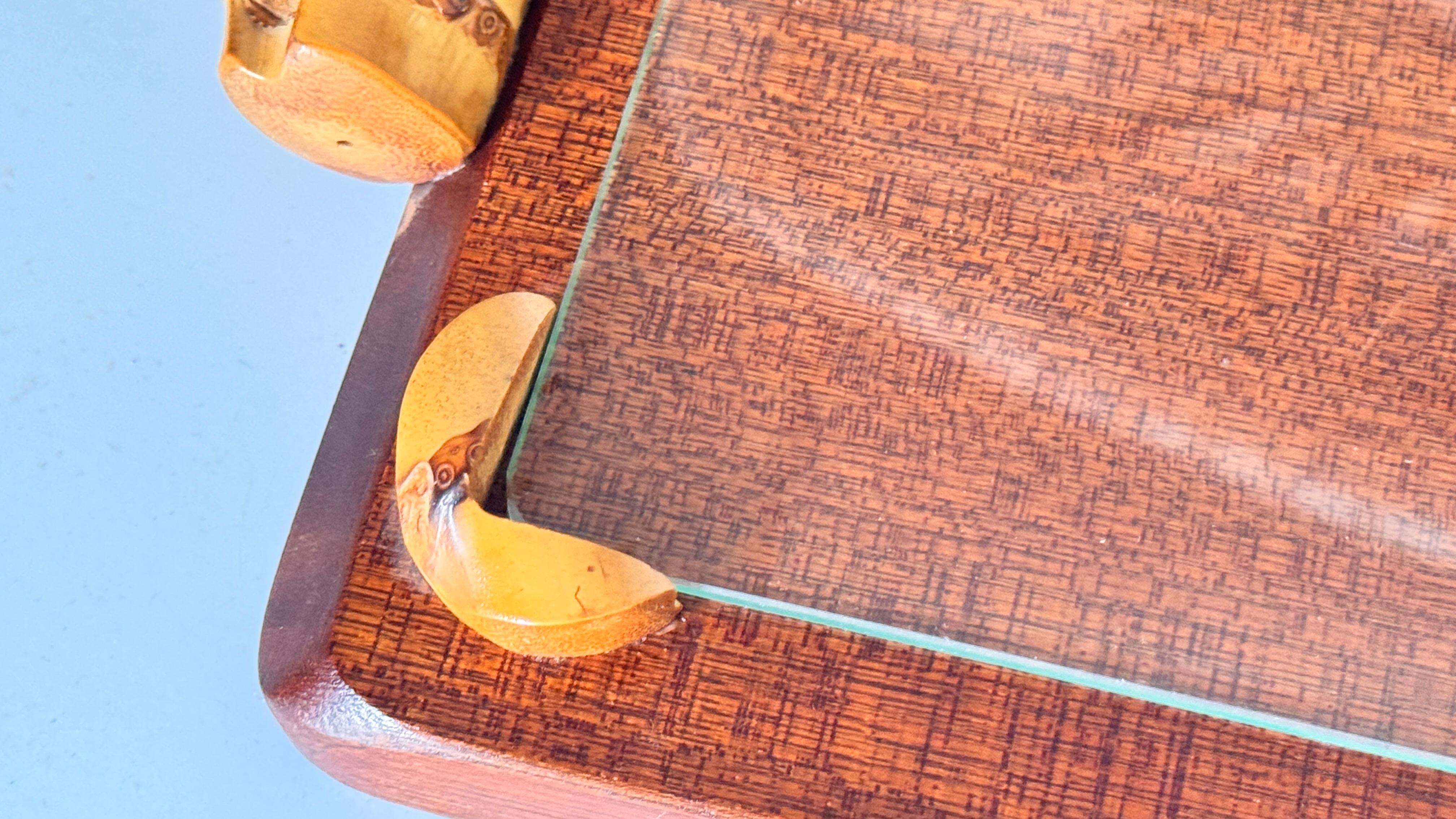 Verre Plateau à fromage en bois français des années 1970 avec plaque en verre et fente pour couteau en vente