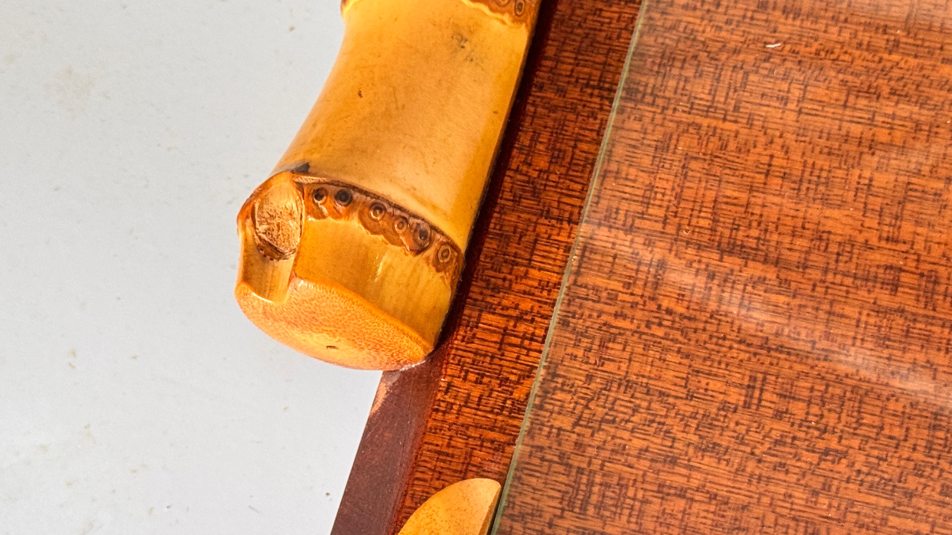 Plateau à fromage en bois français des années 1970 avec plaque en verre et fente pour couteau en vente 1