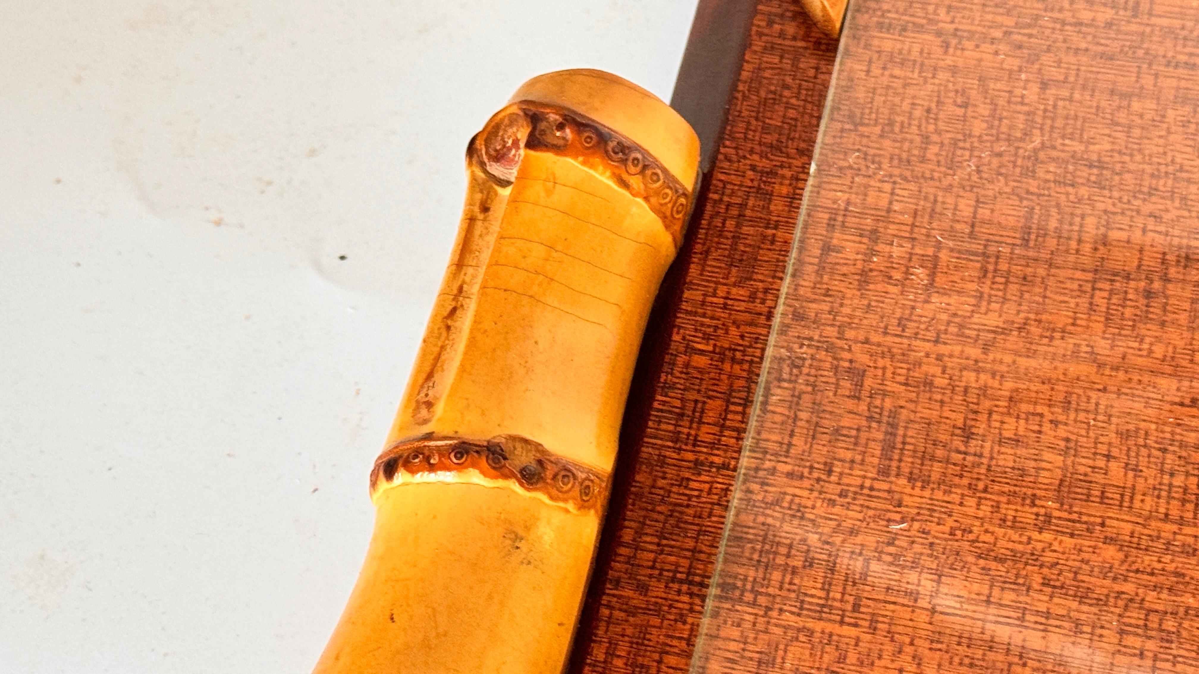 Plateau à fromage en bois français des années 1970 avec plaque en verre et fente pour couteau en vente 2
