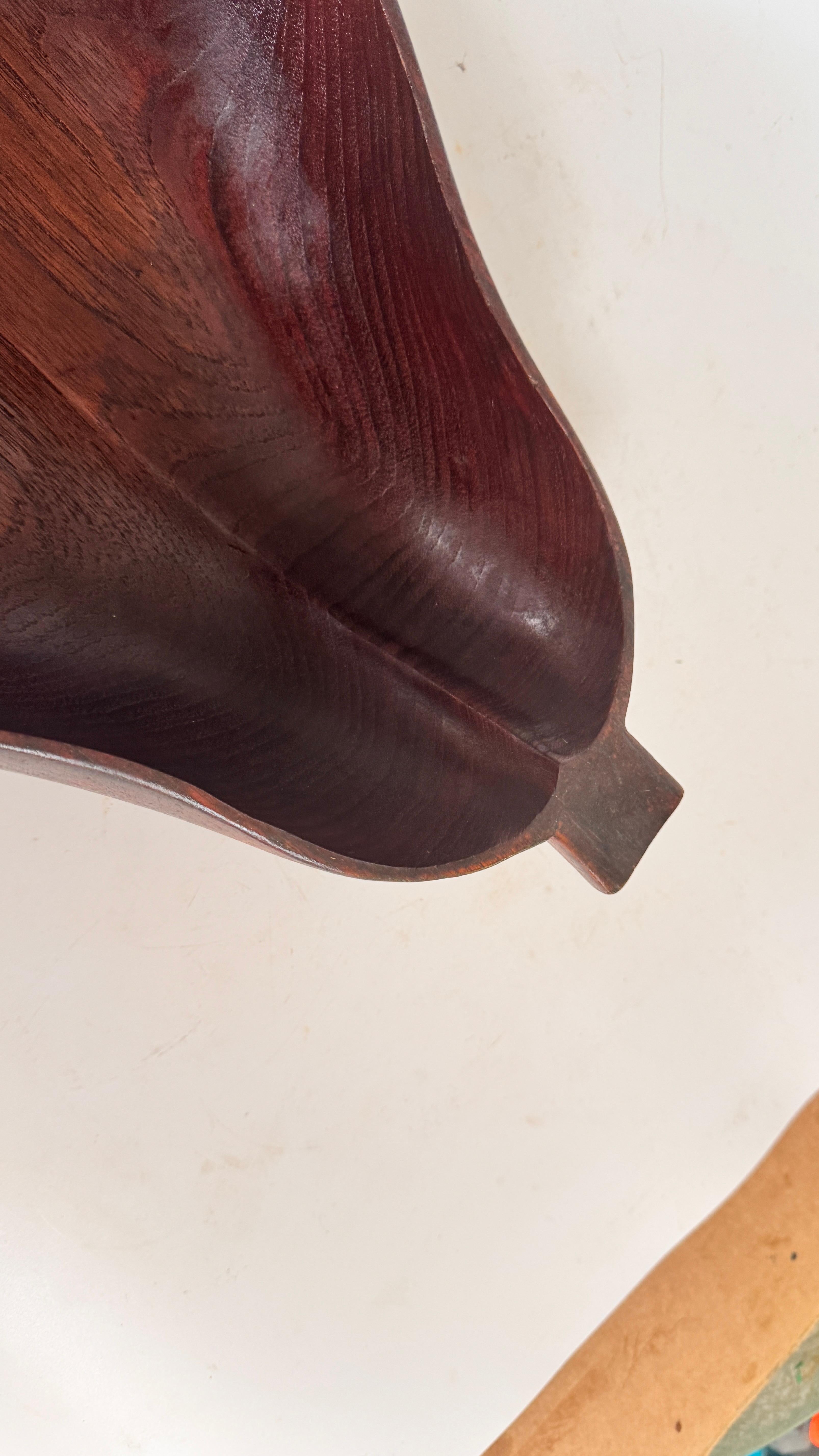 1970er Jahre Französisch hölzernen birnenförmigen Obstkorb - dunkle Patina Dekorative Schale (Brutalismus) im Angebot