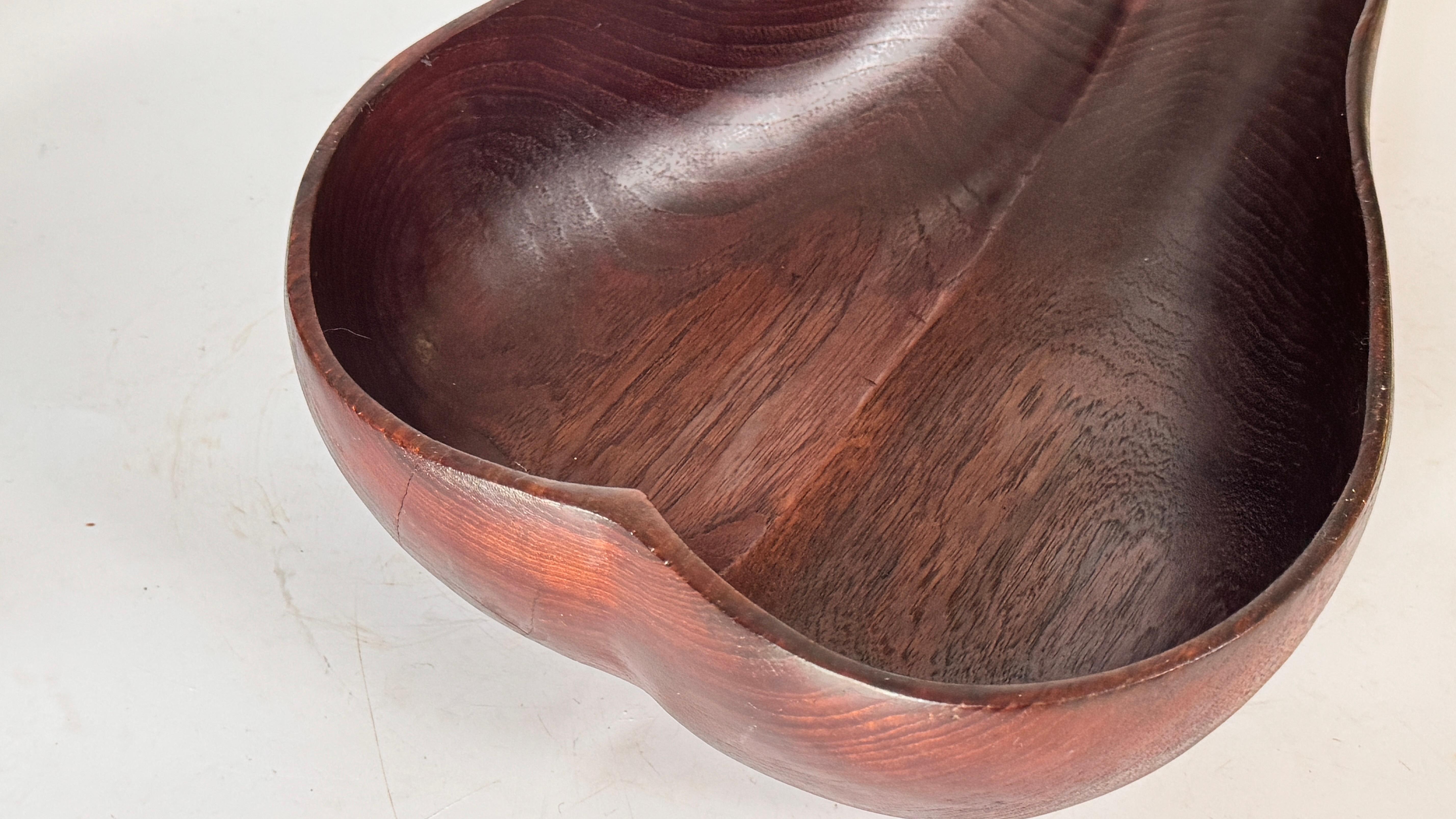 1970er Jahre Französisch hölzernen birnenförmigen Obstkorb - dunkle Patina Dekorative Schale (Patiniert) im Angebot