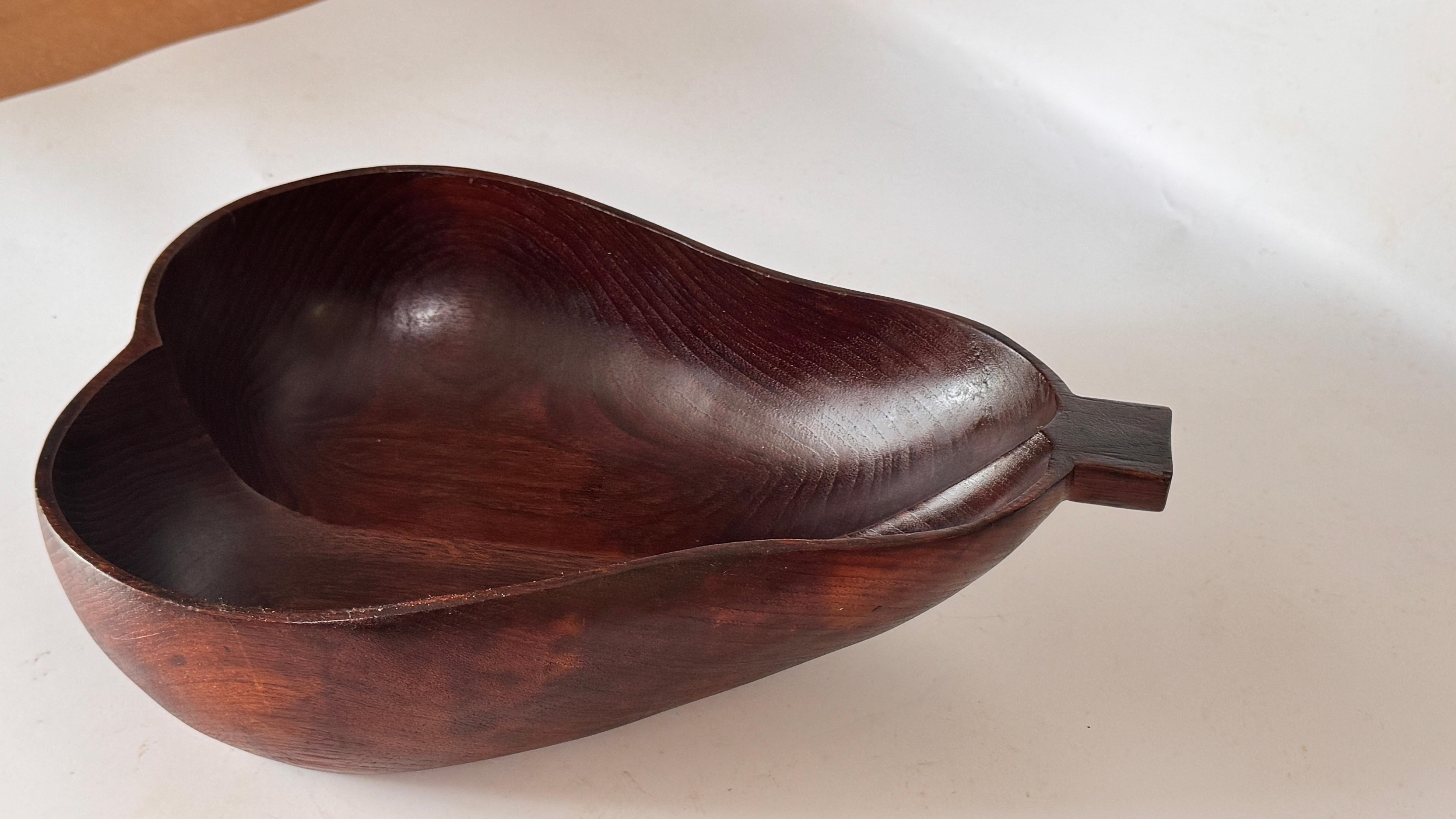 1970er Jahre Französisch hölzernen birnenförmigen Obstkorb - dunkle Patina Dekorative Schale im Zustand „Gut“ im Angebot in Auribeau sur Siagne, FR