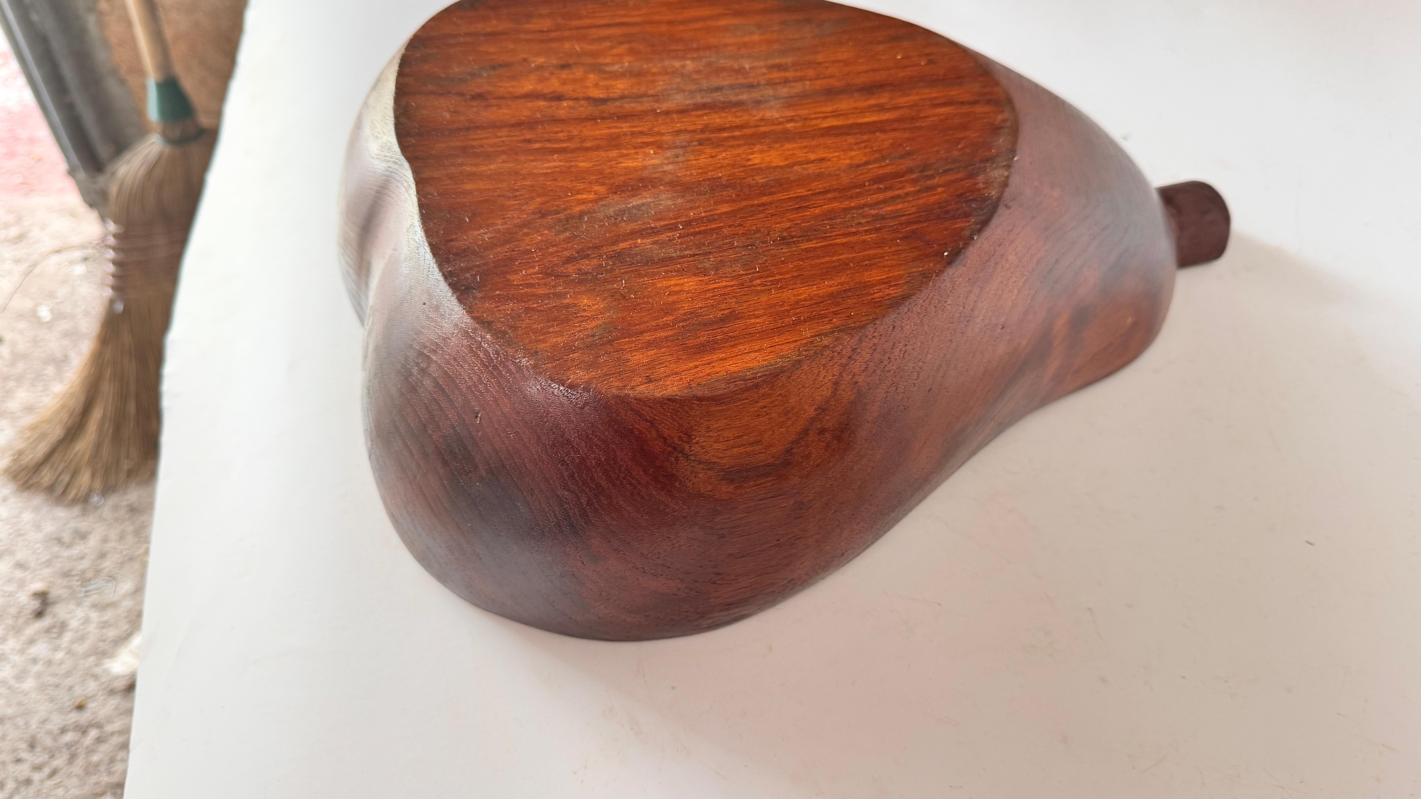 1970er Jahre Französisch hölzernen birnenförmigen Obstkorb - dunkle Patina Dekorative Schale im Angebot 2