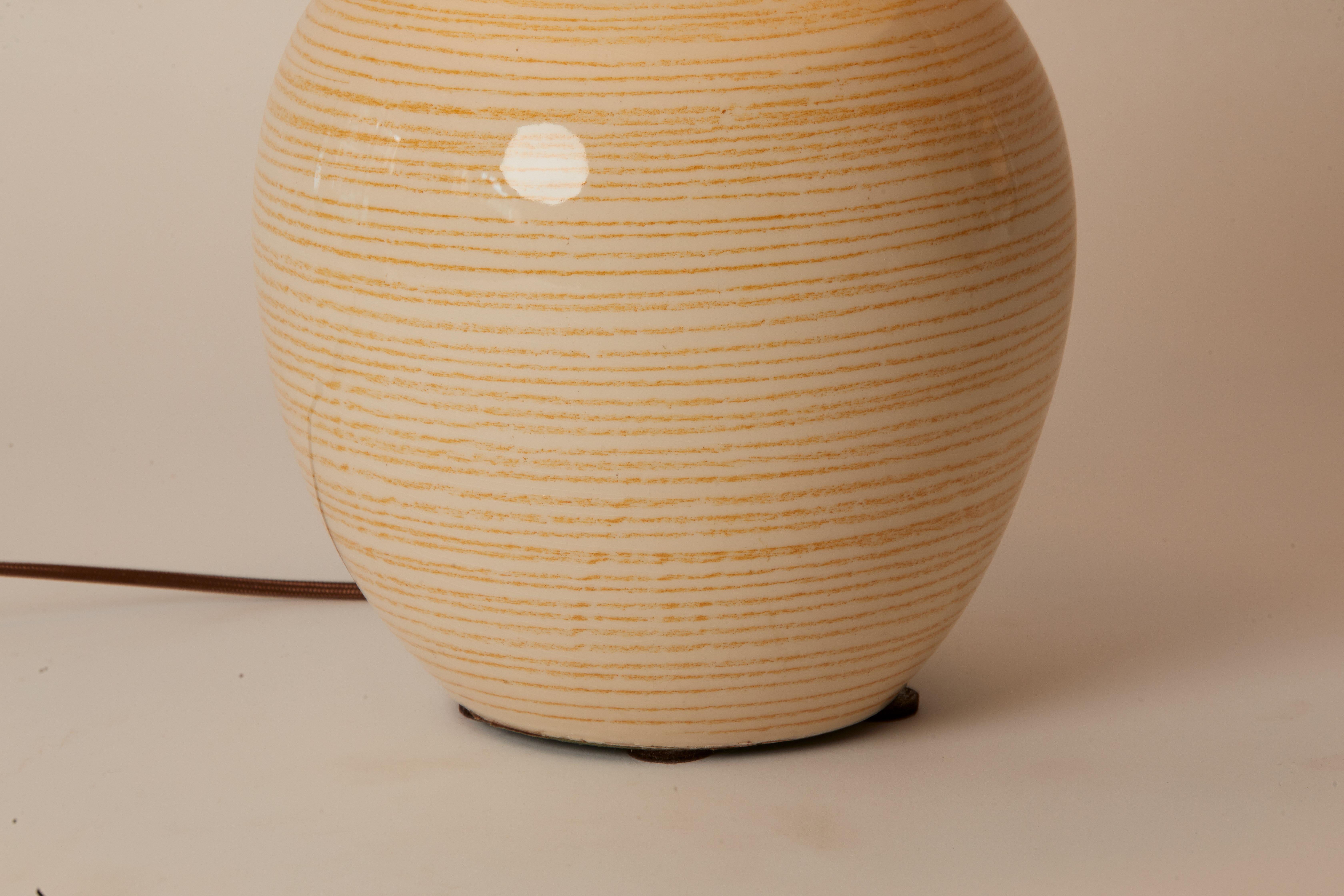 Charmante lampe française des années 1970 en poterie rayée jaune/blanc avec abat-jour personnalisé. Cette lampe a été recâblée