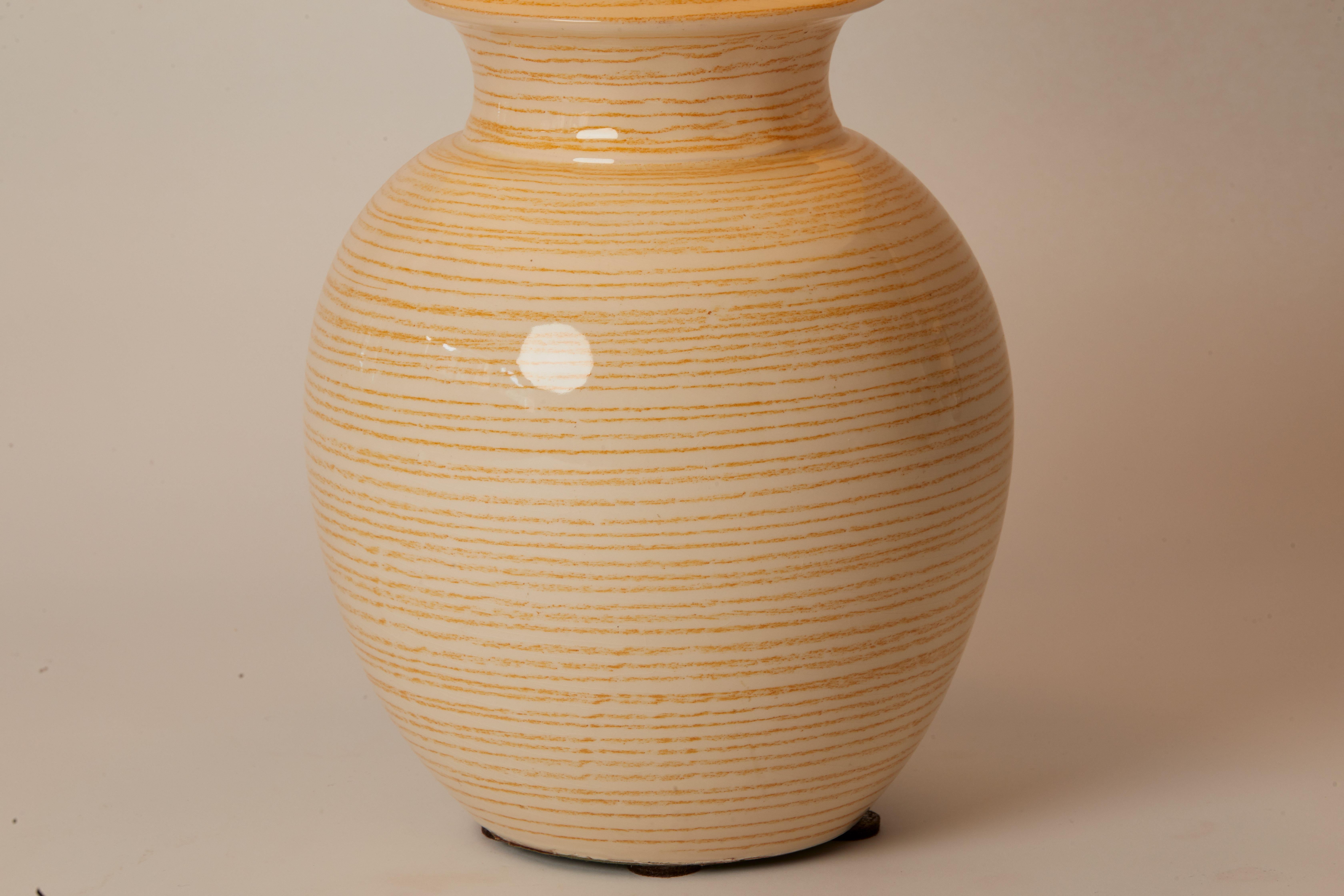 Fin du 20e siècle Lampe française des années 1970 en poterie à rayures jaunes/blances en vente