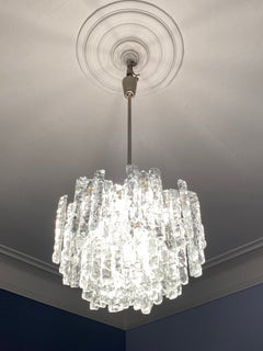 1970s  Kronleuchter aus mattiertem Eisglas von Kalmar, Österreich