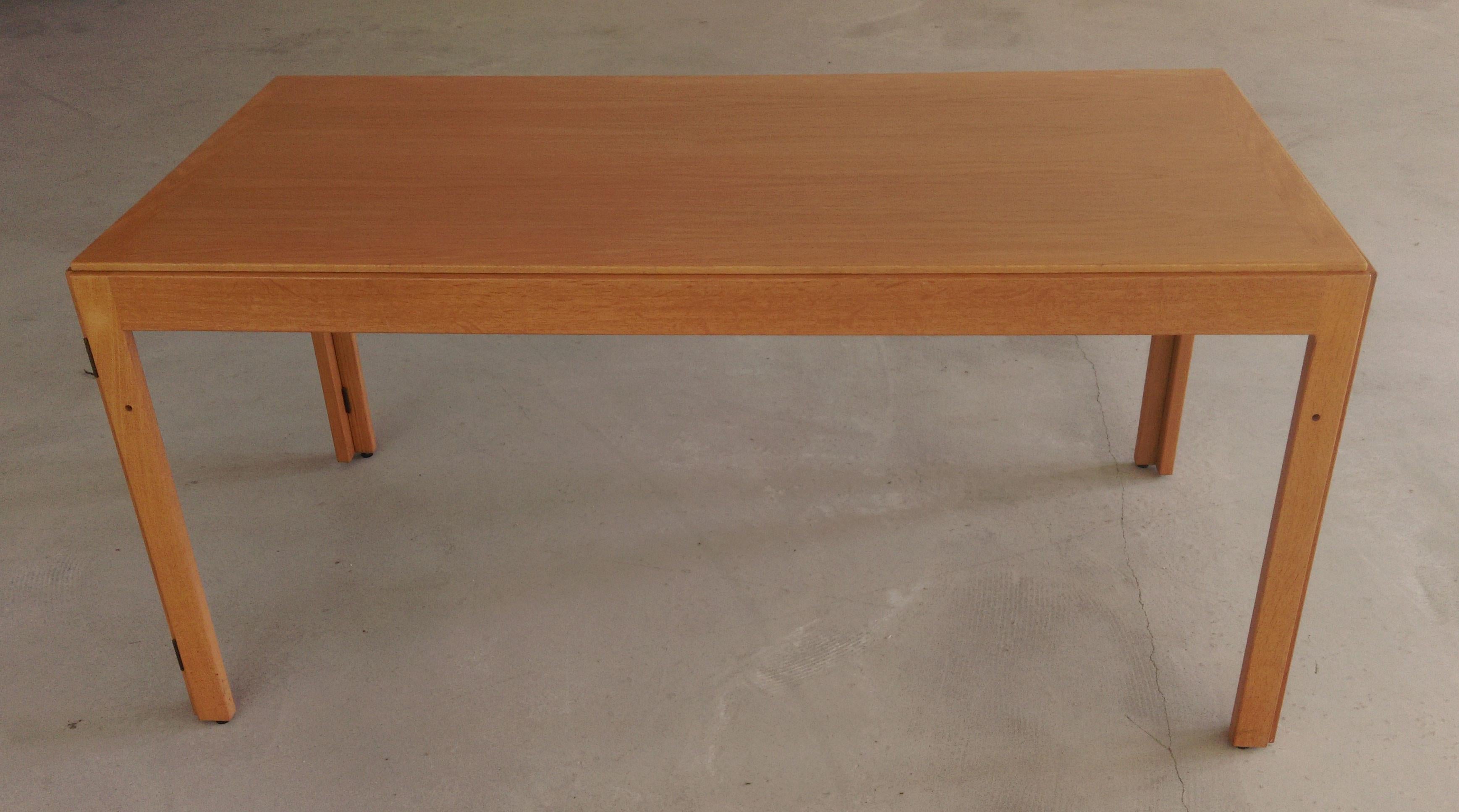 1970er Jahre Vollständig restaurierte dänische multifunktionale Børge Mogensen Tische in Eiche

Die flexiblen Klapptische wurden 1971 von Børge Mogensen entworfen. Ursprünglich waren sie als Konferenztische gedacht, die aus mehreren Einheiten