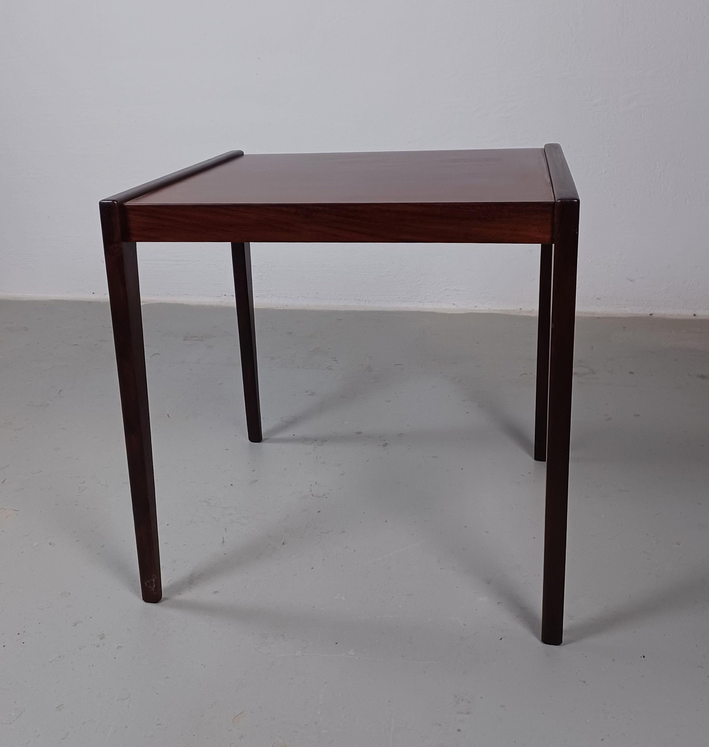 1970s fully restored Danish rosewood side table 

Elegant, minimalistic well crafted small Danish sidetable table. 

The side table has been fully restored and refinished by our cabinetmaker to ensure that it´s in very good condition with only few