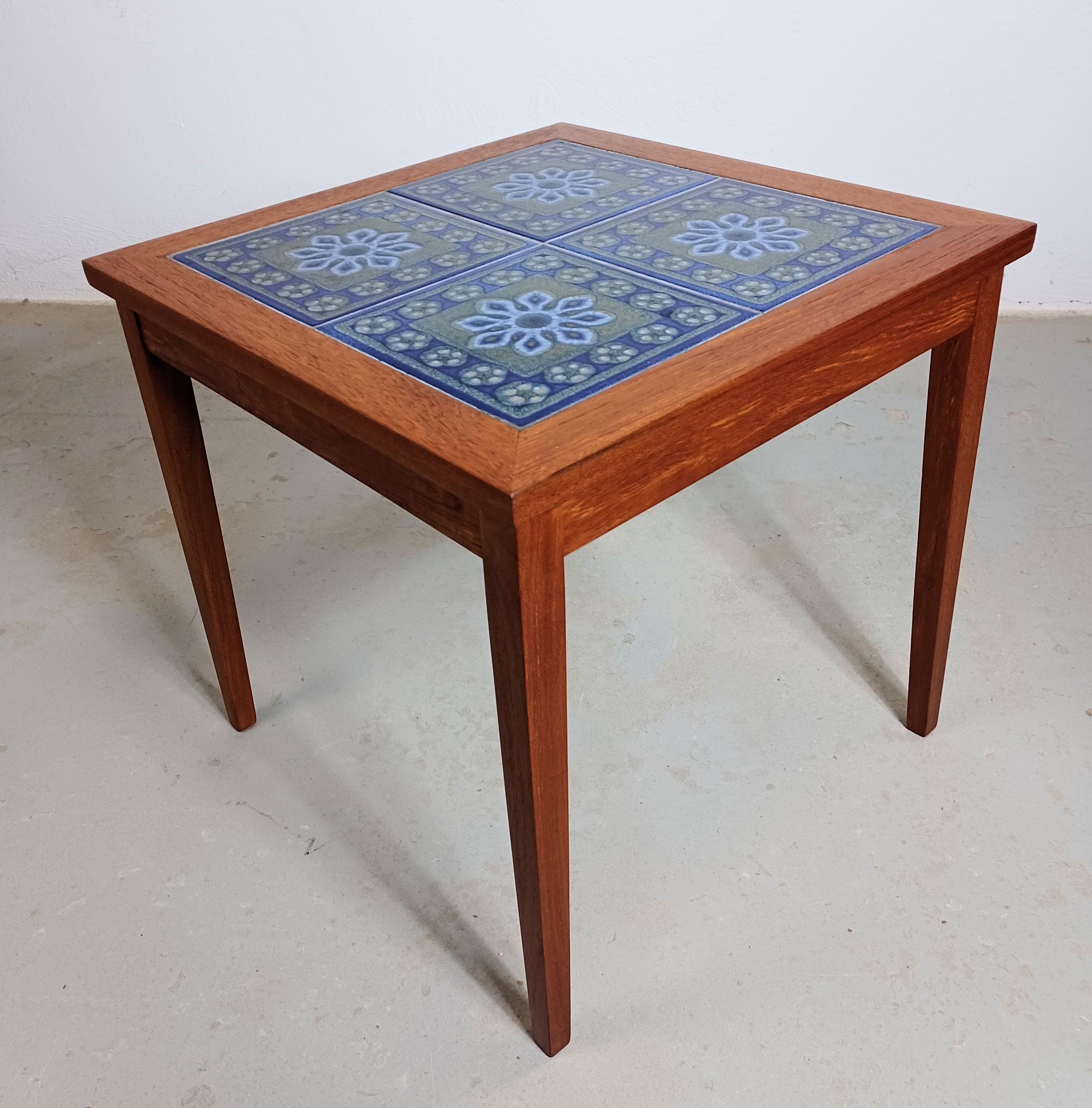 1970s Danish side table with Sk�ærbæk flower decorated tiles in very good 
condition

The side table has been restored and refinished by our inhouse cabinetmakers to ensure that it's in very good condition.

We are shipping our pieces to most of the