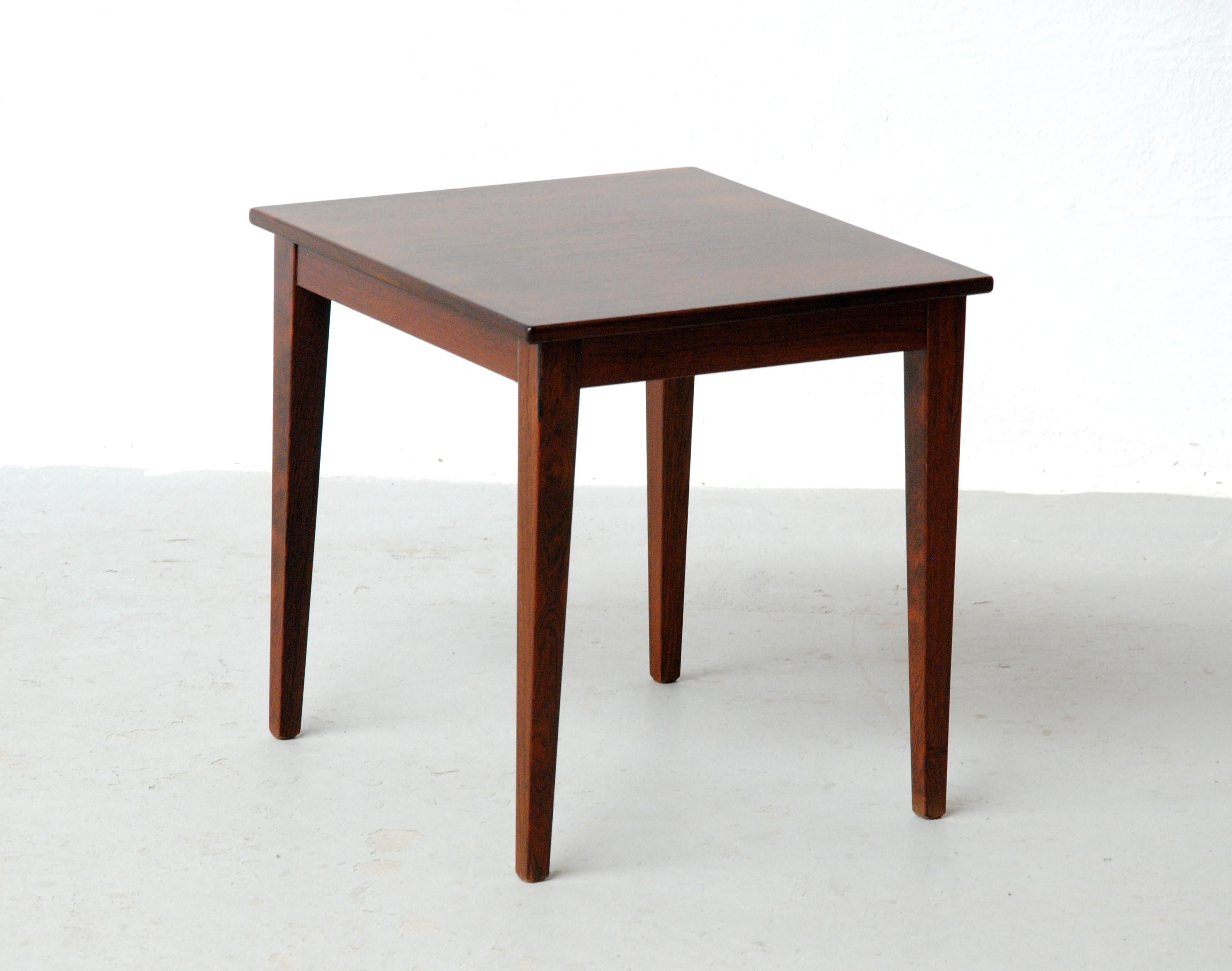 Moderne Petite table d'appoint danoise en bois de rose entièrement restaurée par Kvalitet Form Funktion, années 1970 en vente
