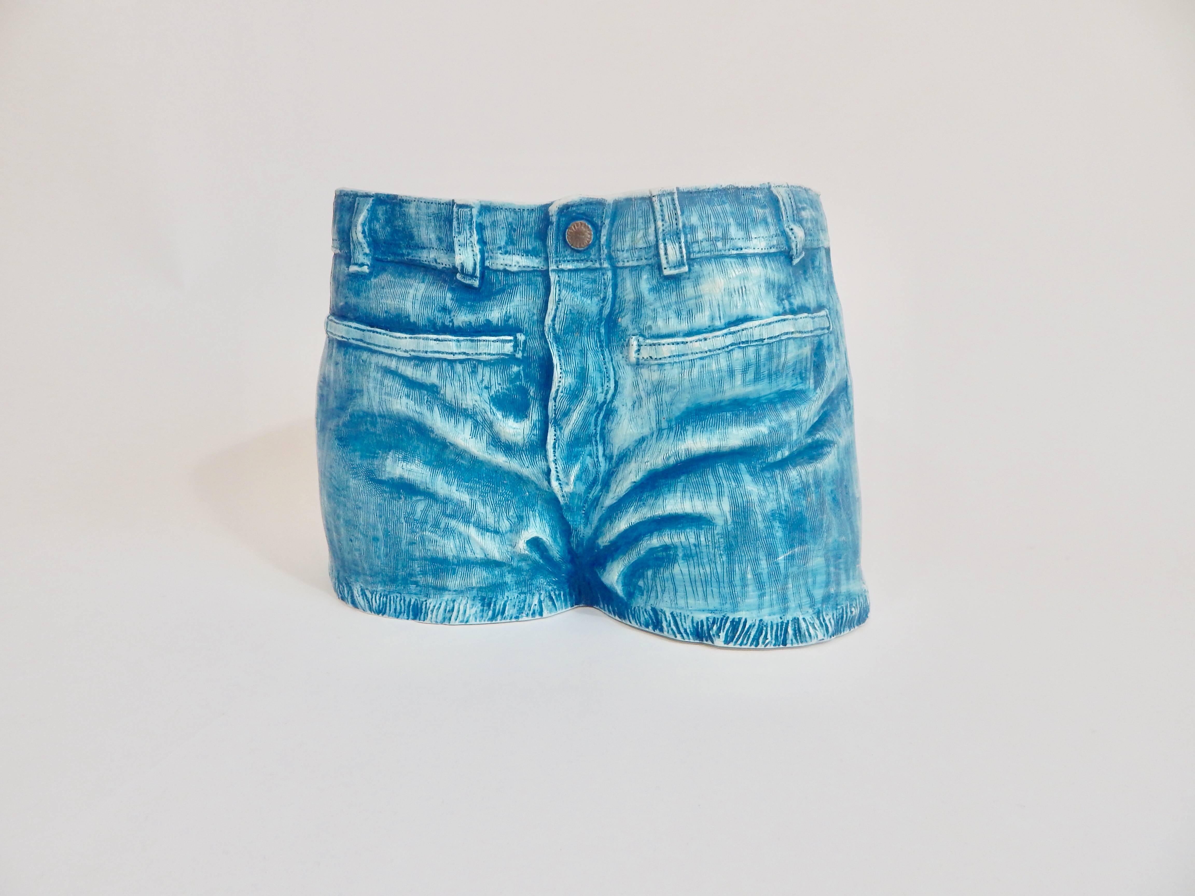 Mitte des Jahrhunderts:: Ende der 1960er oder Anfang der 1970er Jahre. Weicher Plastiktopf oder -eimer:: der in die Form einer abgeschnittenen Denim-Jeans mit Fransen gegossen wird. Hergestellt auf der 5th Ave NYC von Kraftkare. Auf der Unterseite