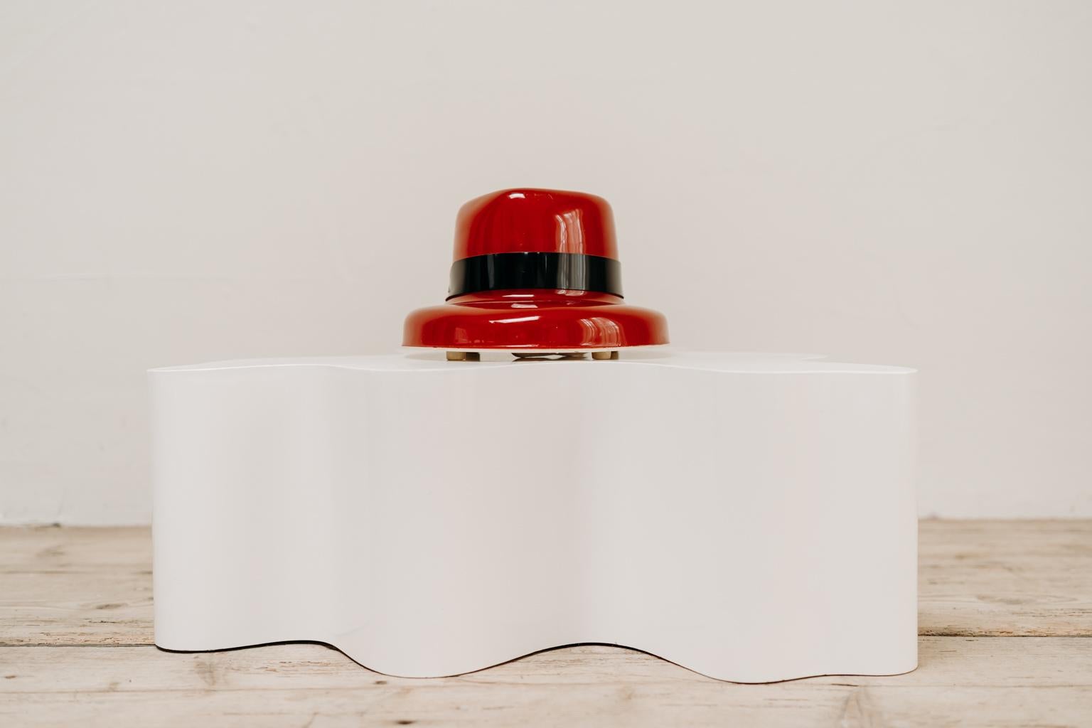 Objet insolite cette lampe à chapeau rouge, fabriquée et estampillée par TIF Suisse, en bon état d'usage