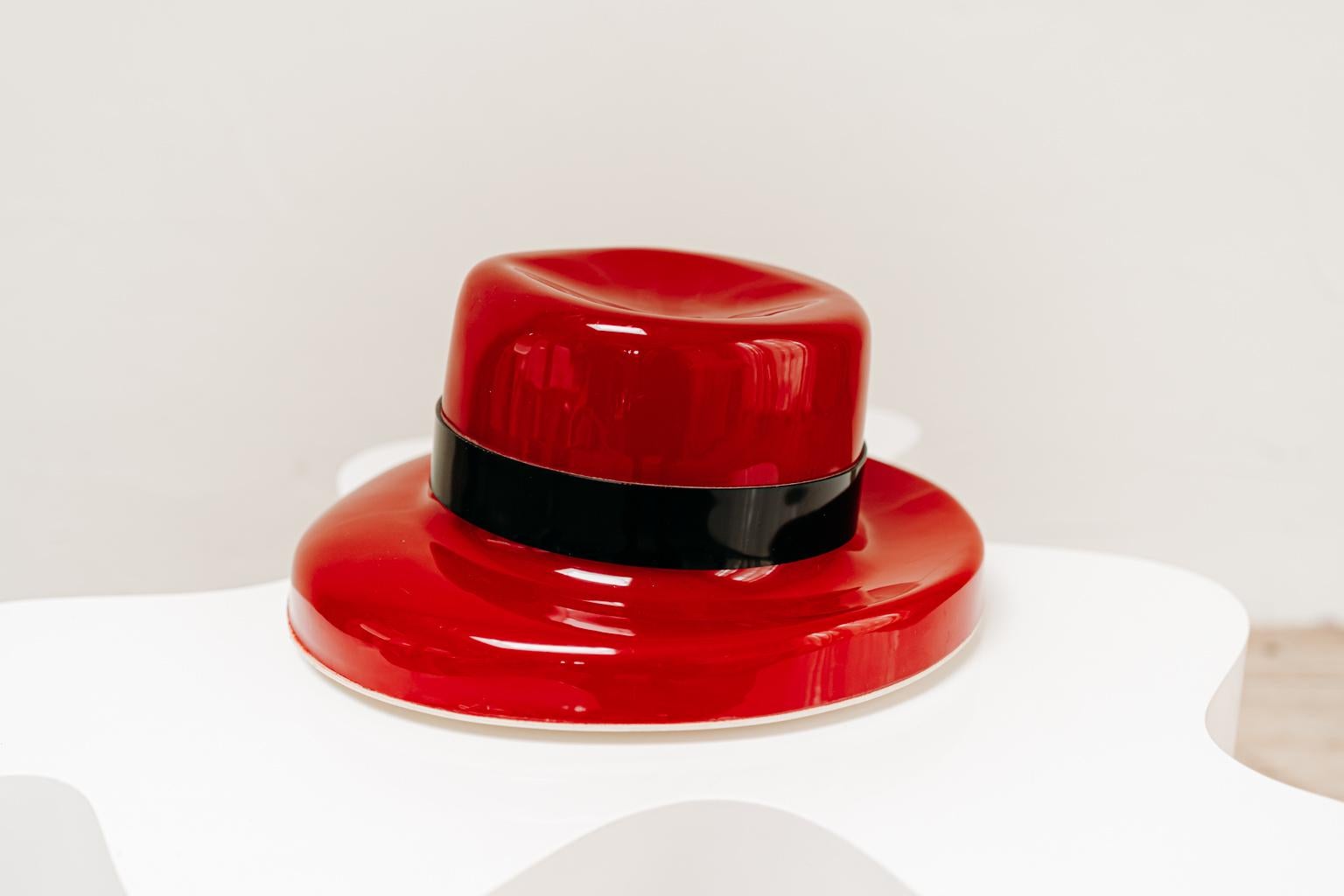 20ième siècle Lampe chapeau rouge funky des années 1970 en vente