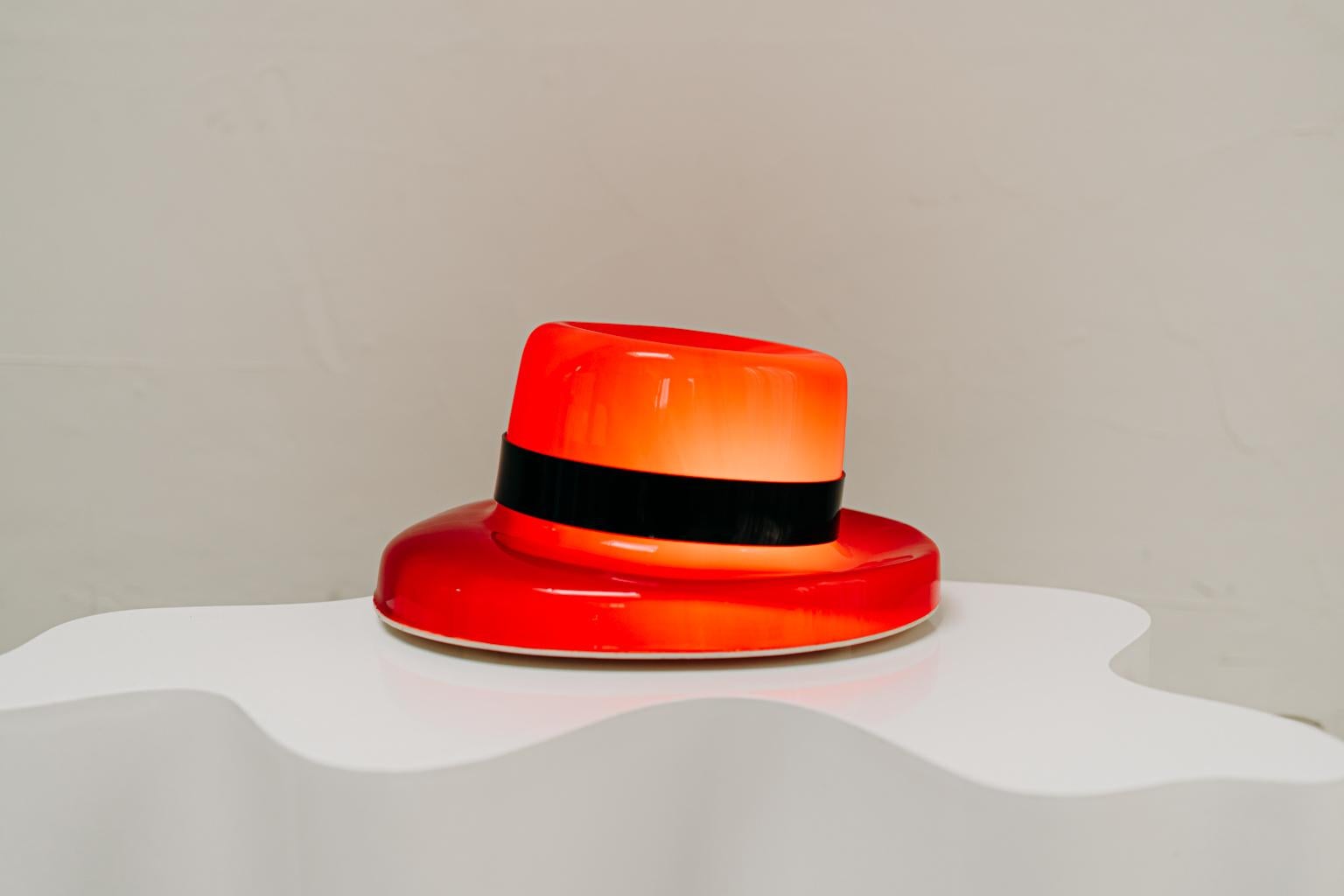 Résine Lampe chapeau rouge funky des années 1970 en vente