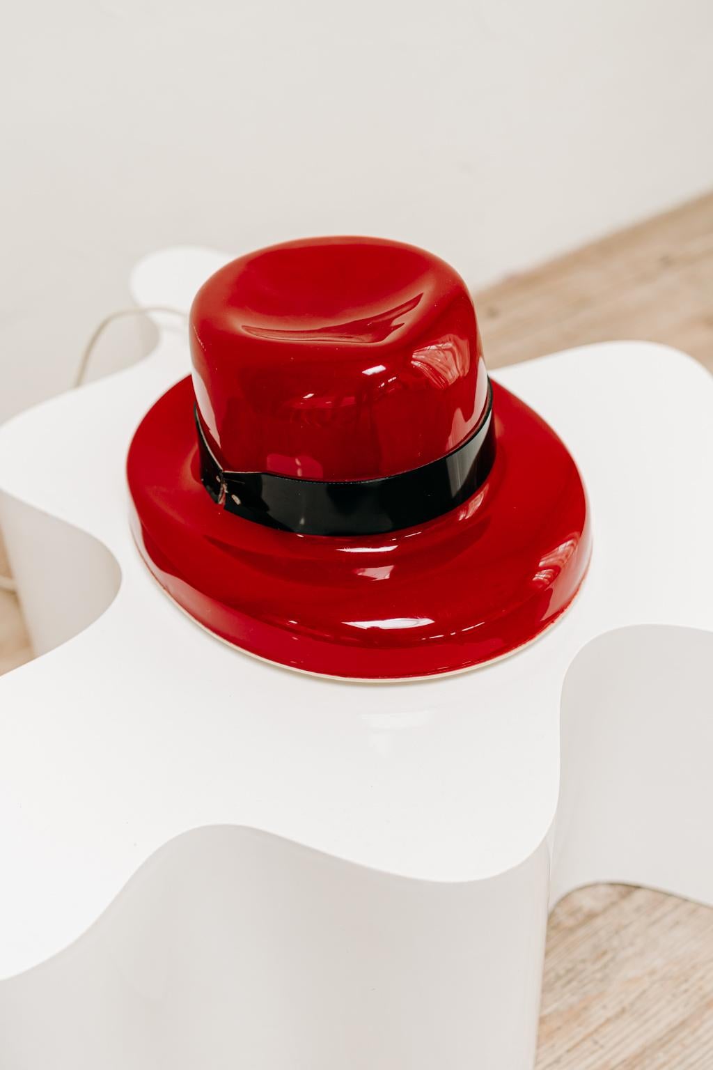 Lampe chapeau rouge funky des années 1970 en vente 1