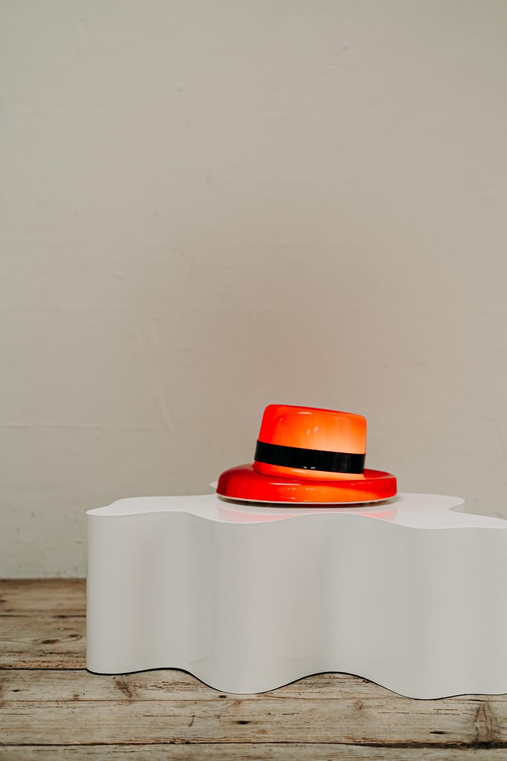 Lampe chapeau rouge funky des années 1970 en vente 2
