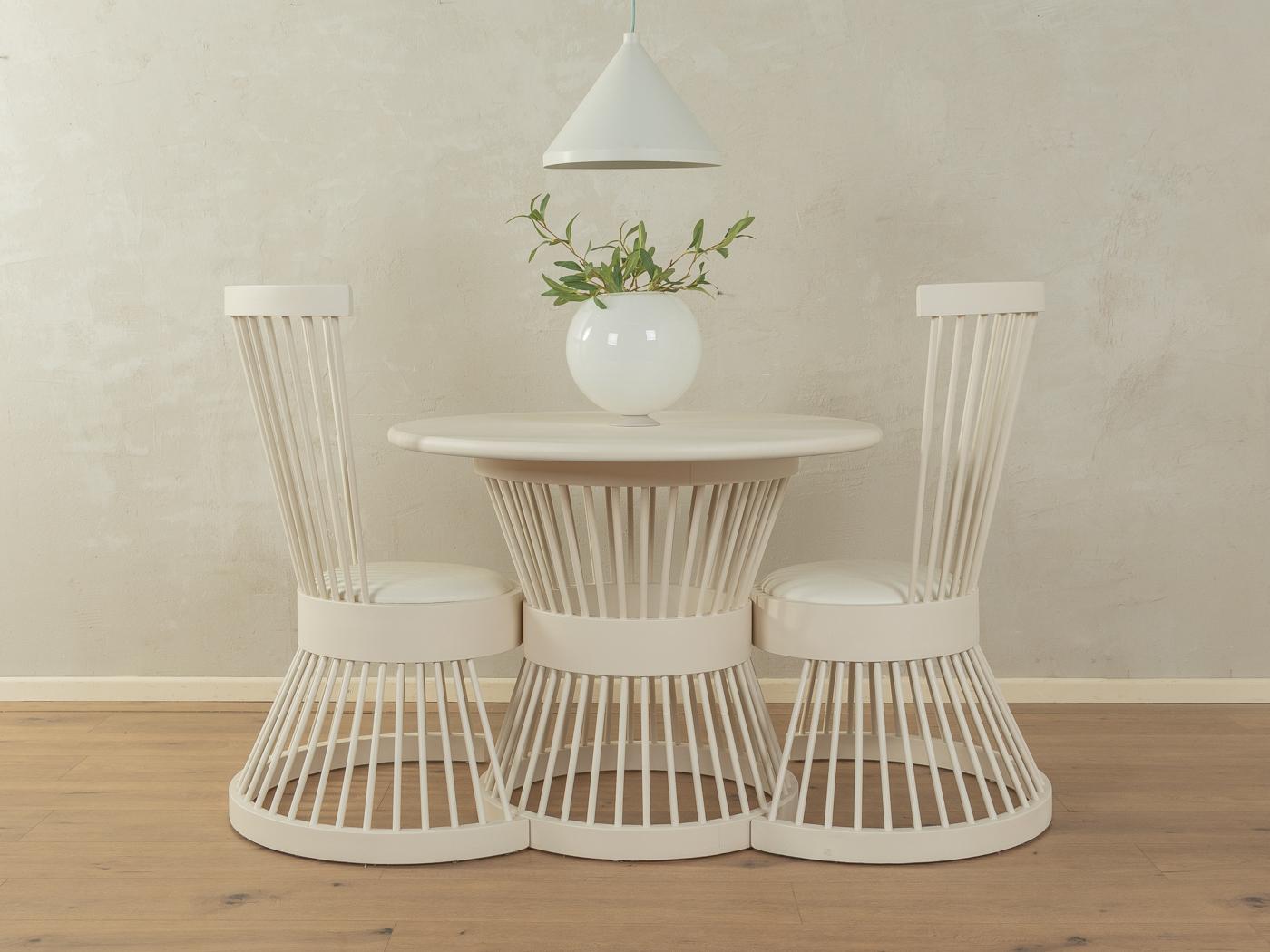 Rare ensemble de meubles de Horst Romanus Wanke des années 1970 composé de deux chaises et d'une table. Structure en hêtre massif de haute qualité et plateau de table laqué en blanc. Les chaises ont été recouvertes d'un similicuir blanc de haute