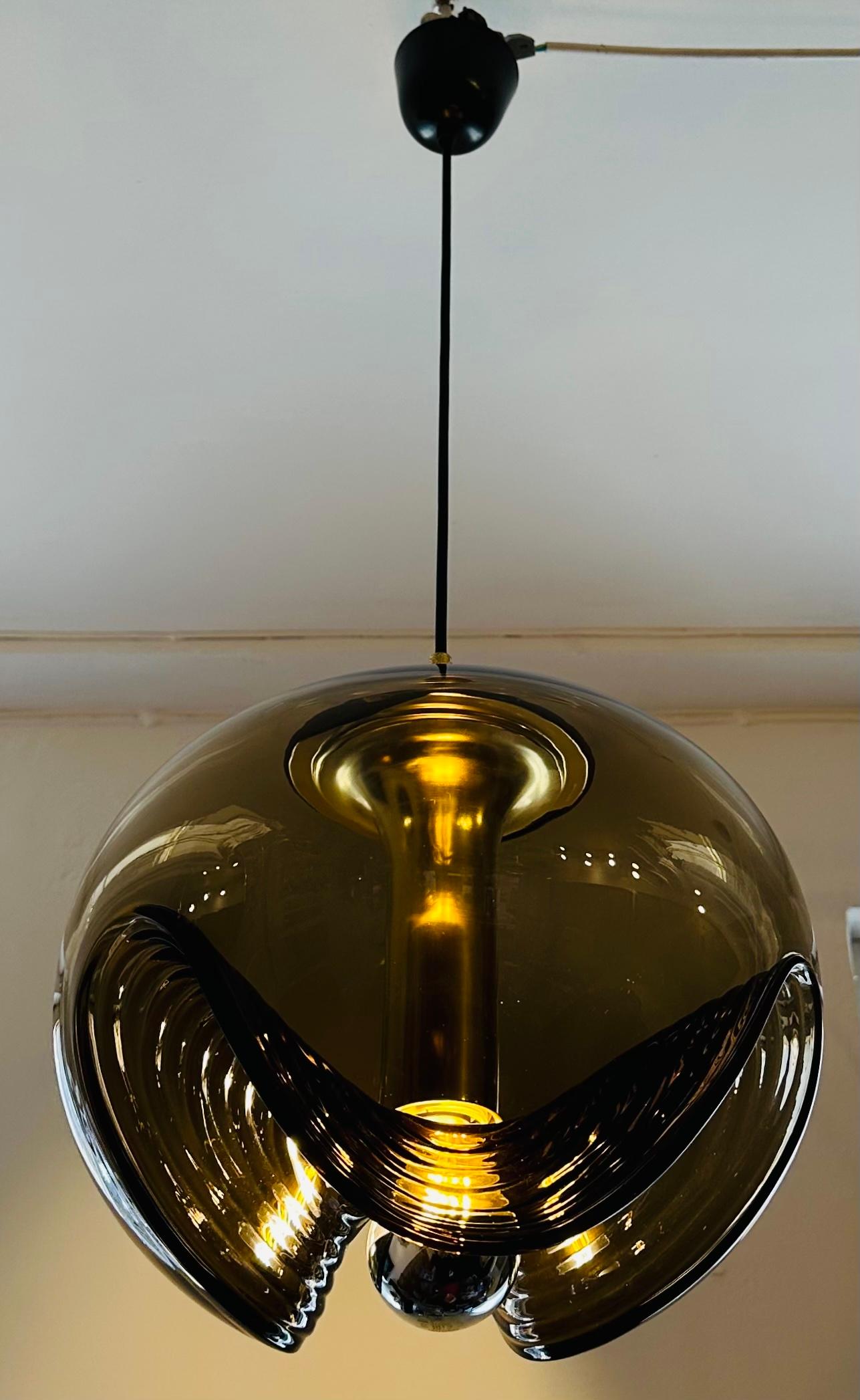 20ième siècle Lampe suspendue Futura, Wave Peill & Putzler des années 1970, or chromé et verre fumé en vente