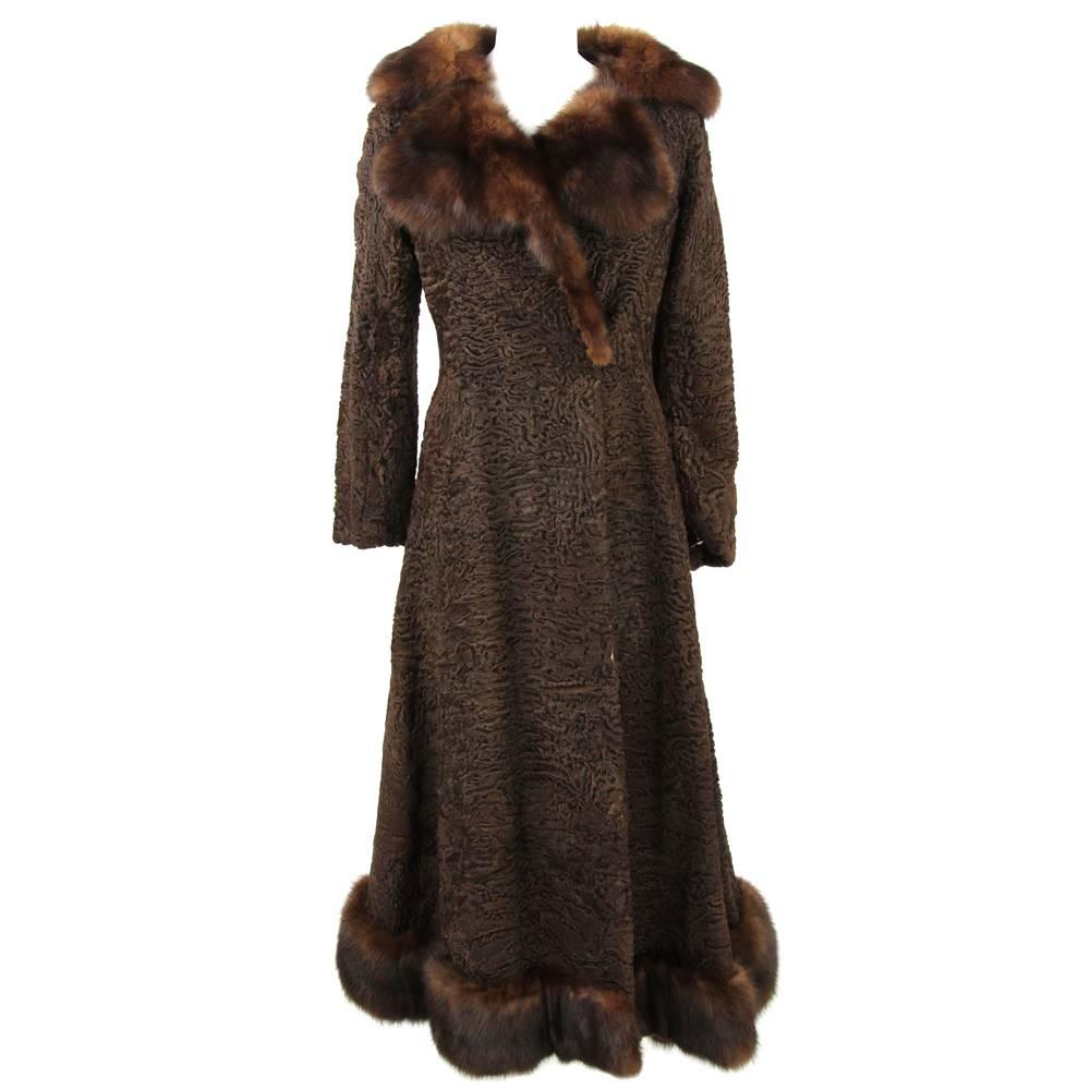 G.Balzani Roma flared brown coat in bukara persian Lamb hemmed with brown sable fur on the collar and the bottom. It features flared sleeves and it's open on the front, no buttons, it only has a hook as closure. One pocket inside.
Height: 129 cm 