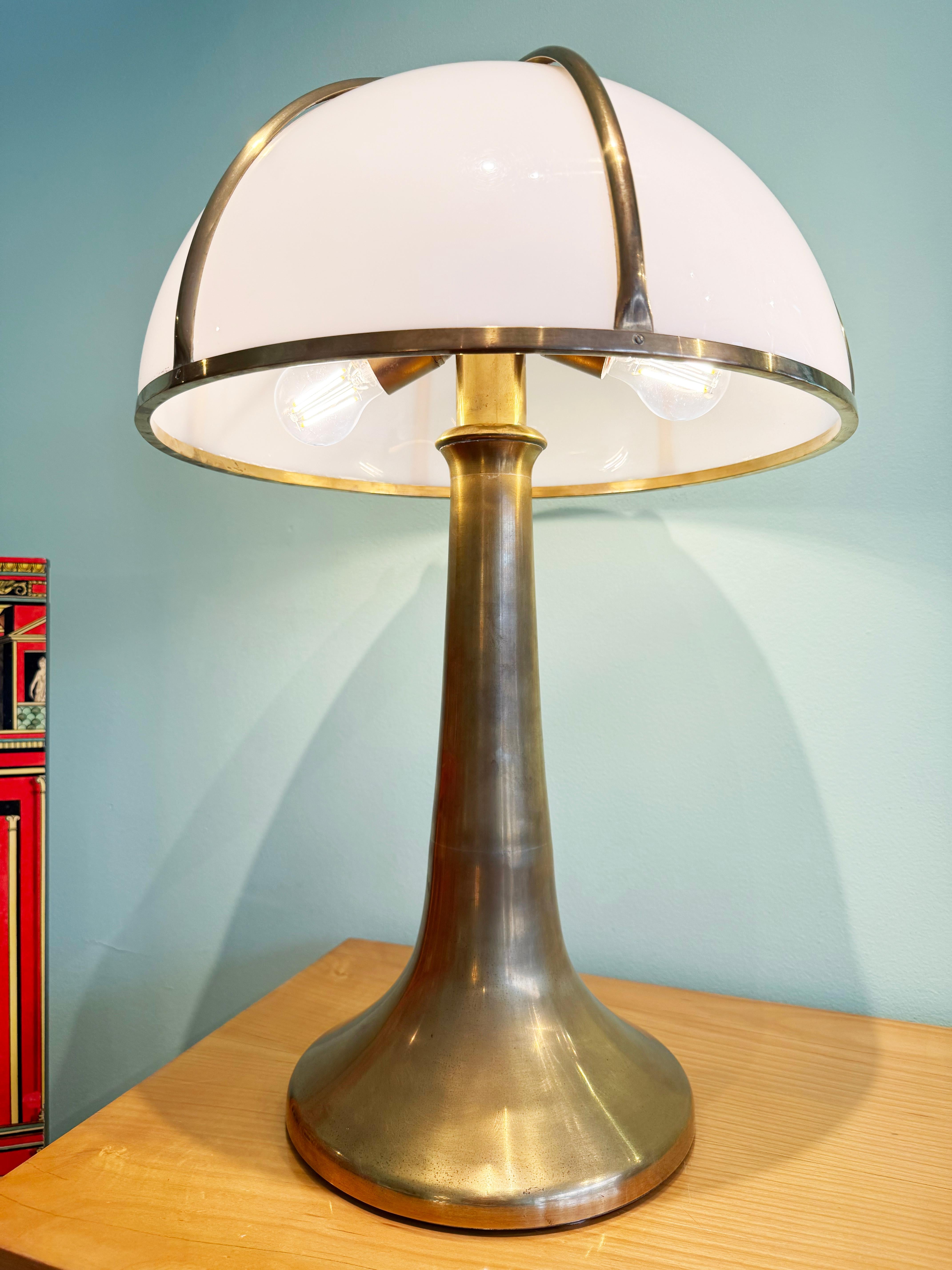1970 Gabriella Crespi Fungo Lampada da Tavolo Ottone Perspex Colore Oro in vendita 3