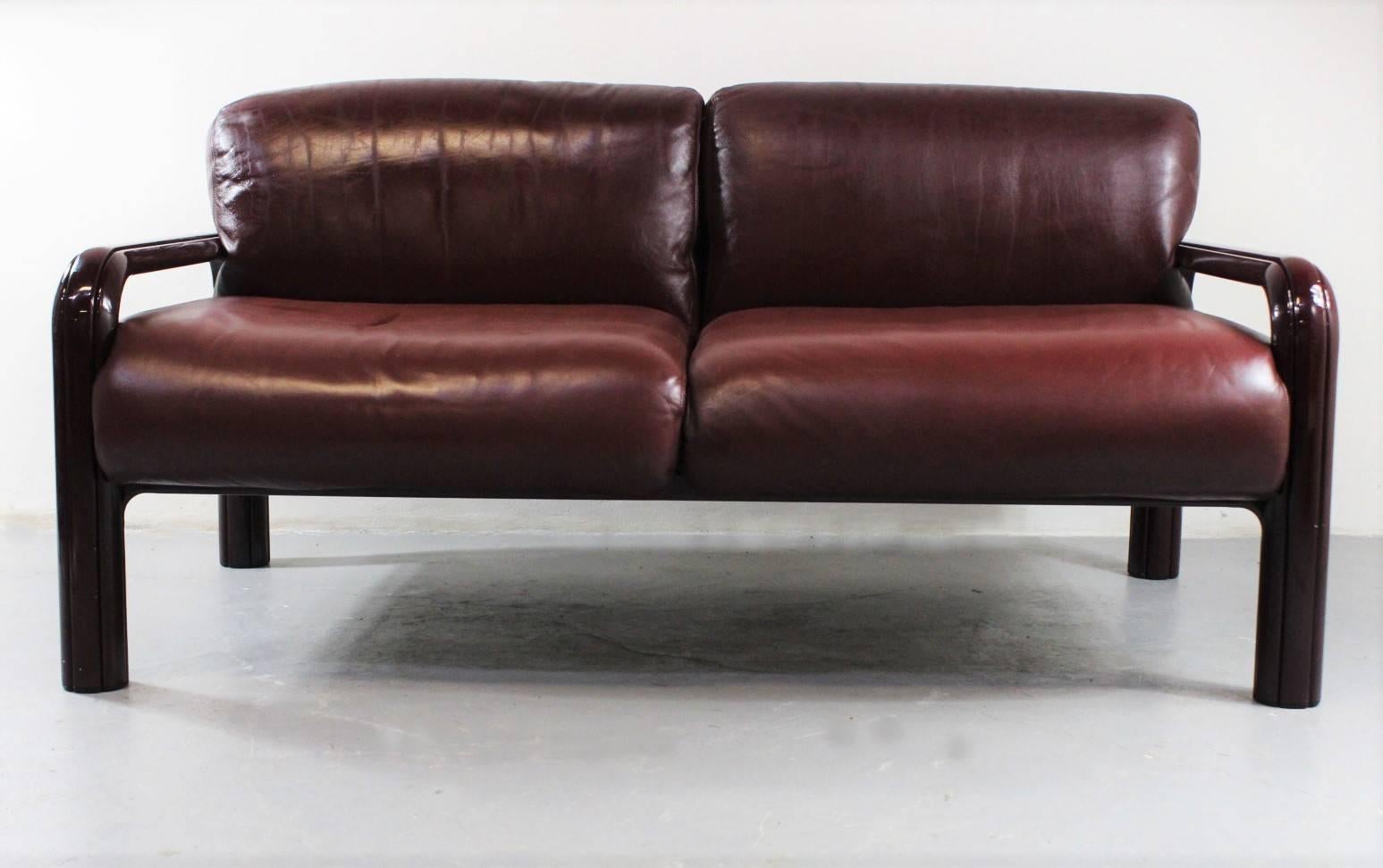 Two-seat leather sofa designed by Gae Aulenti for Knoll in the 1970s. The basic cylindrical construction is in extruded aluminium: Six amaranth triangular tubes radiating out from a common centre point. Originally upholstered with leather.

Two