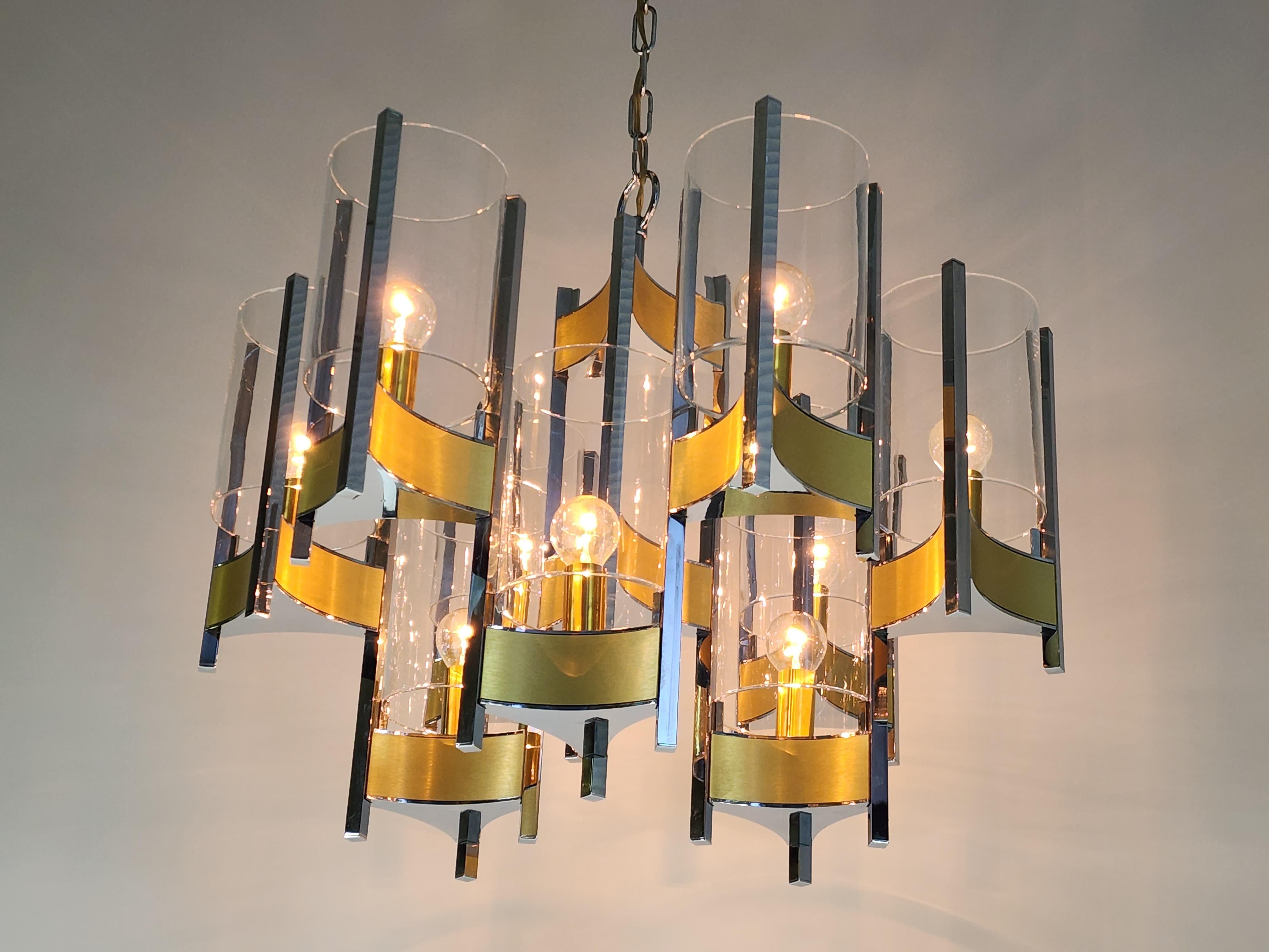 Bold Sciolari 9 glass hurricane chandelier in a close to mint condition. 

Well made solid construction. 

Each glass shade measure 6.5 in high by 5 in wide. 

Glass are clear not smoked. 

9 Candelabra E12 socket rated at 40 max.

Total