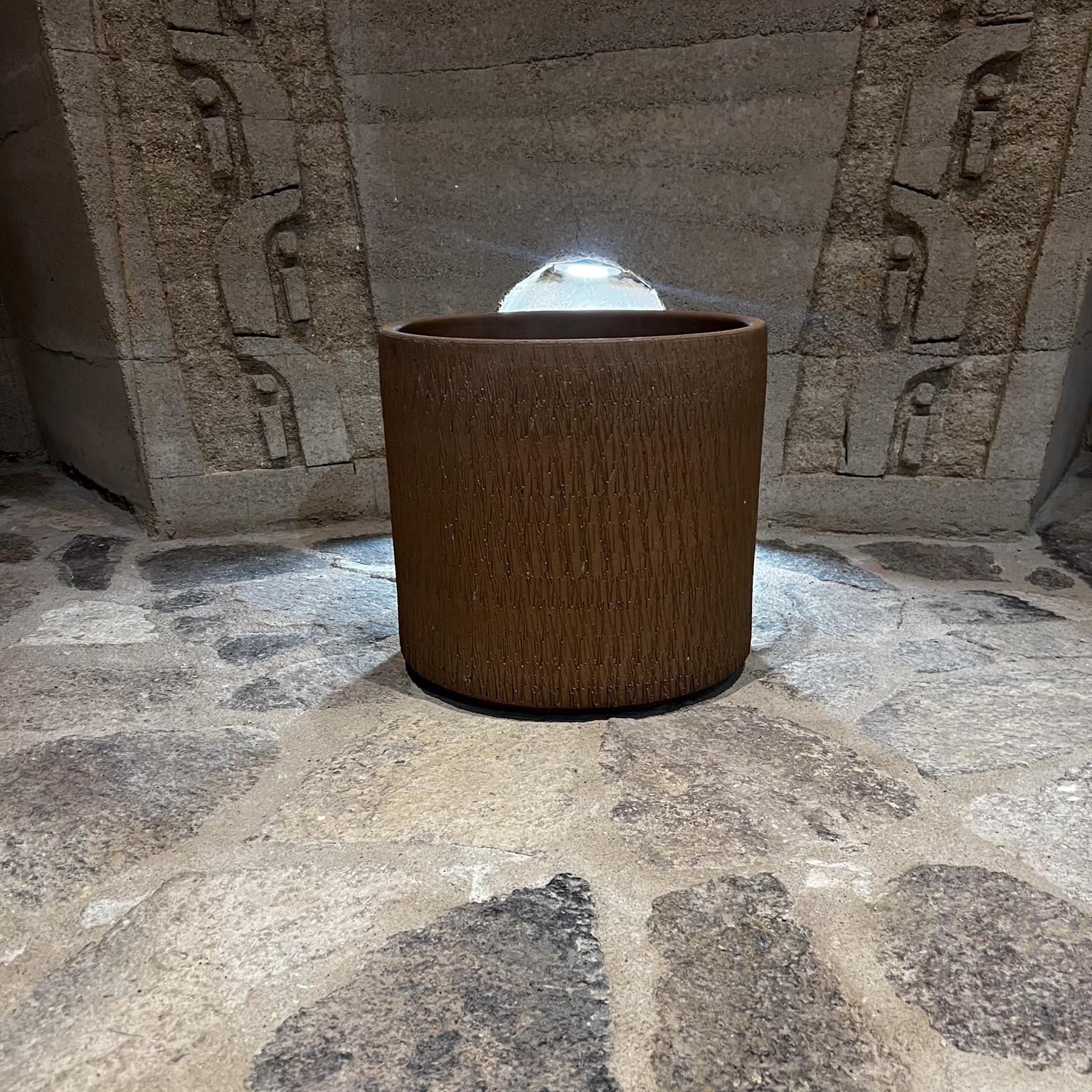 1970s Gainey Art Pottery Modern Textured Earth Planter La Verne Calif
California Ceramics
14.25 diameter x 13.25 h
Maker stamped.
Preowned original vintage condition
Refer to images.

