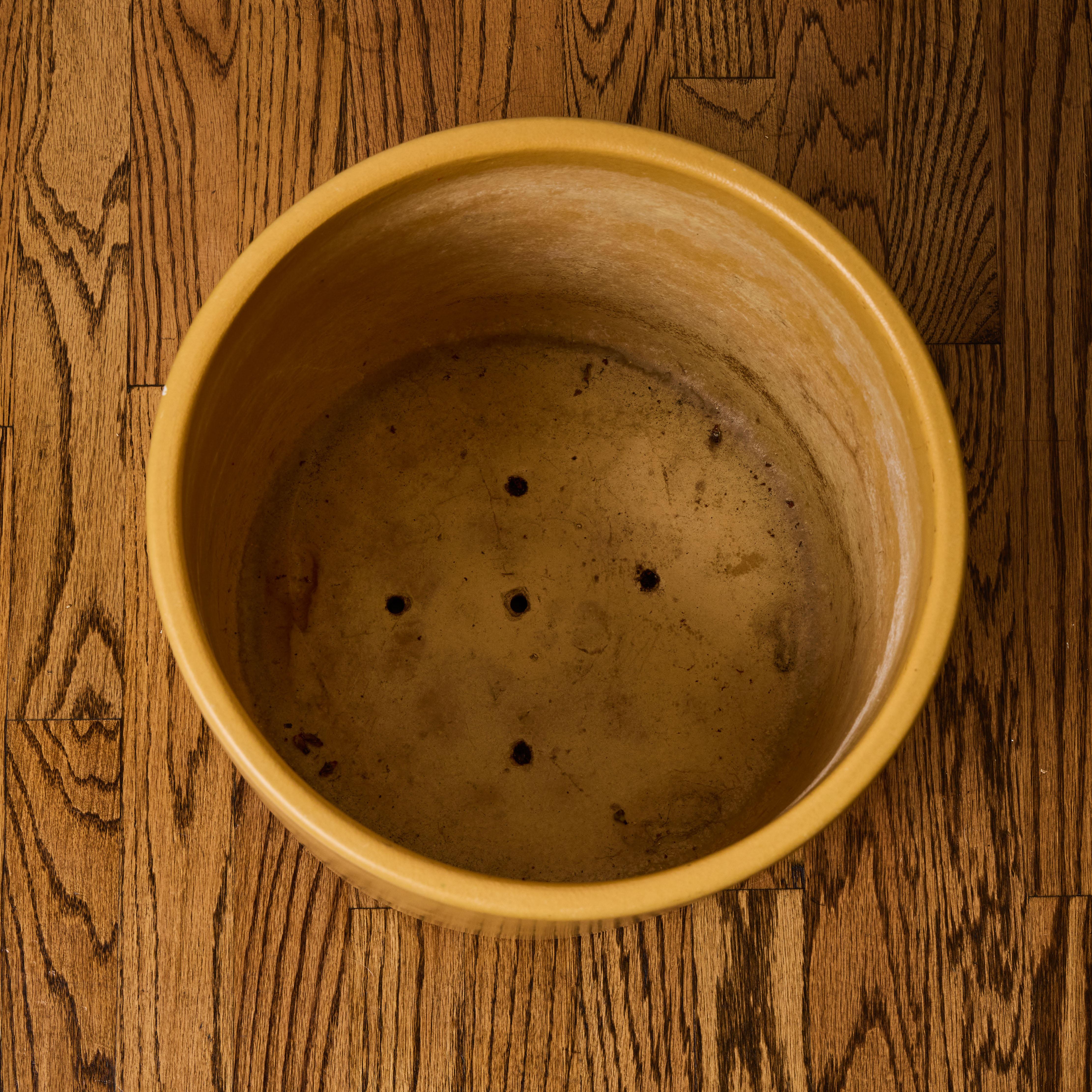 1970 Gainey Mustard Yellow Glazed Ceramic Planter en vente 3
