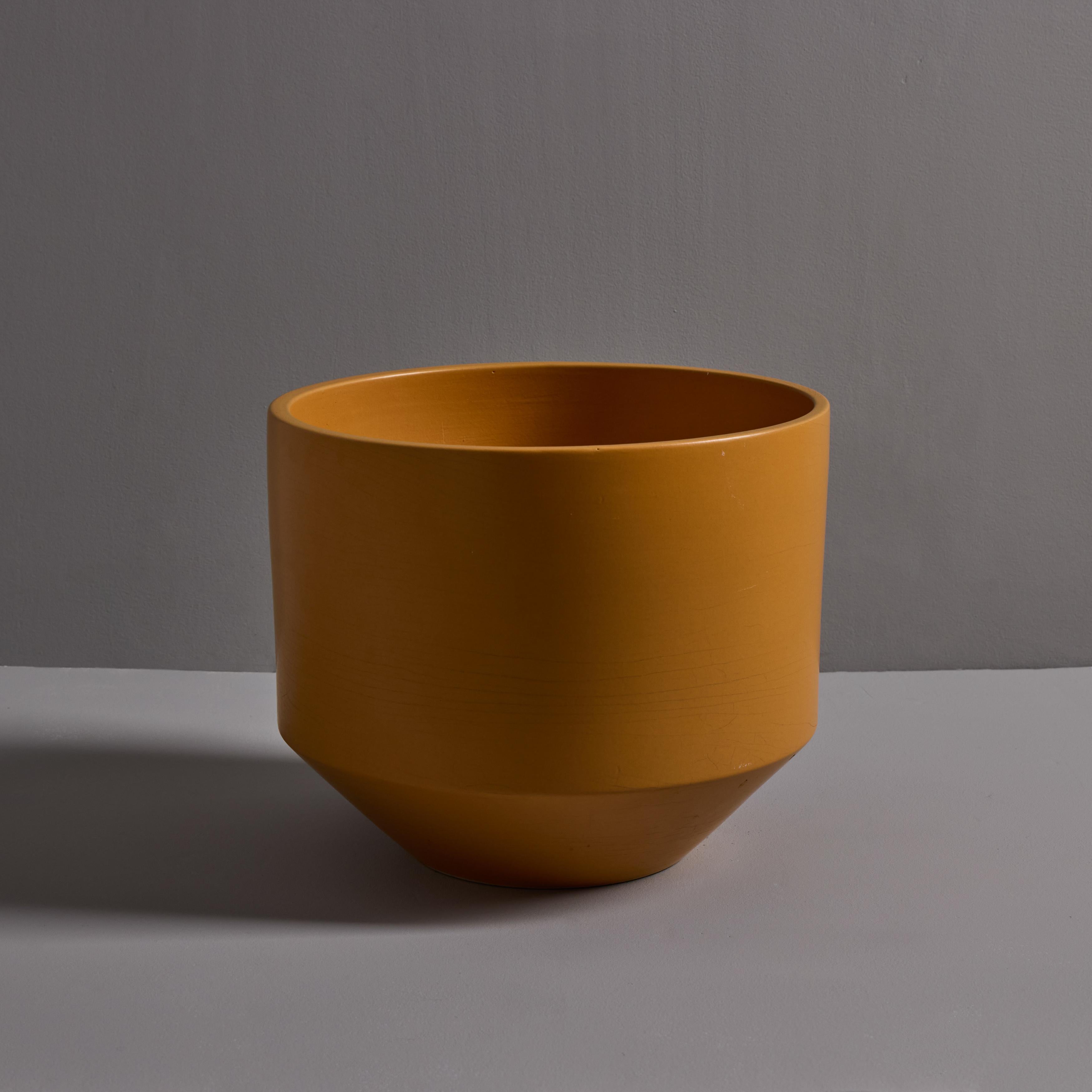 1970 Gainey Mustard Yellow Glazed Ceramic Planter en vente 3