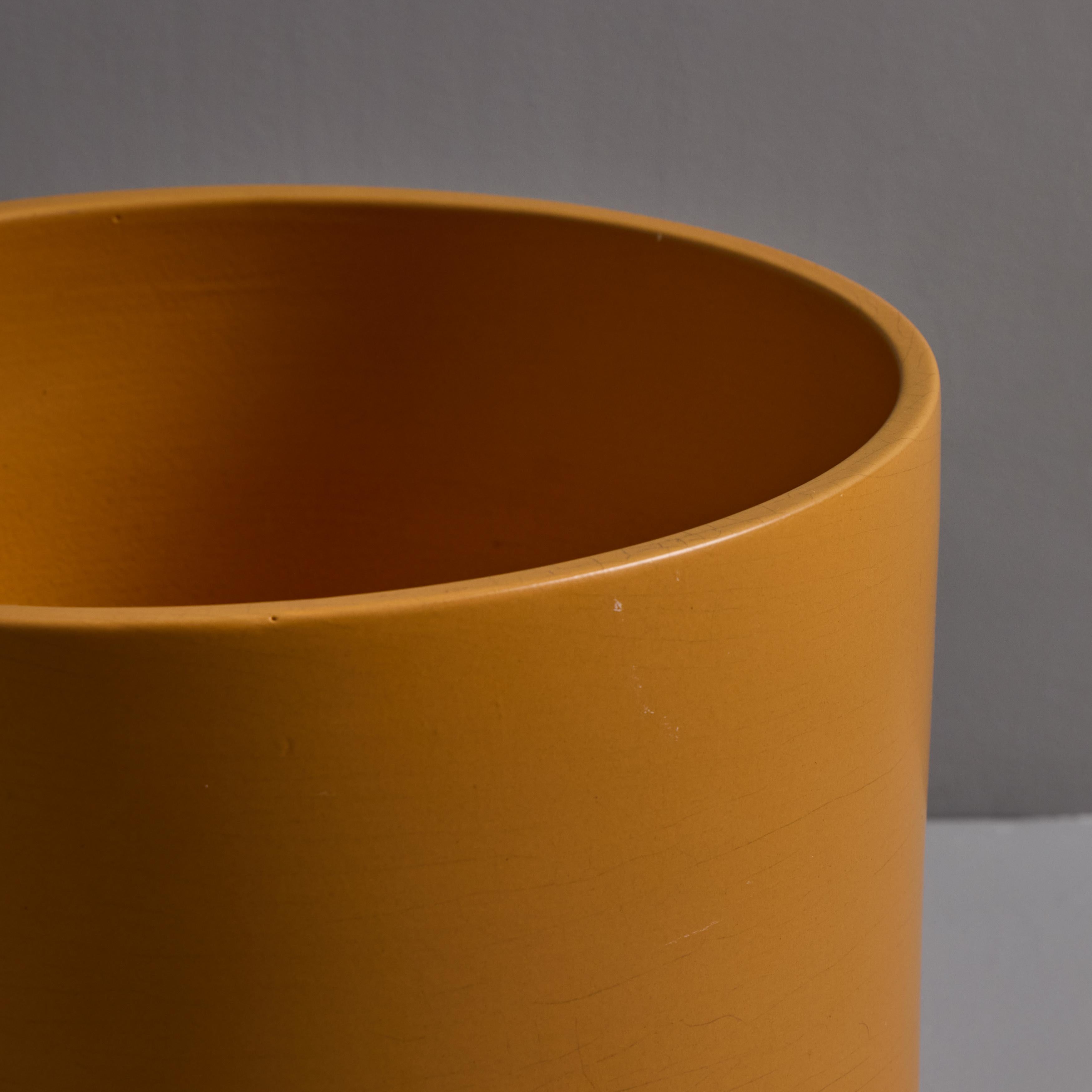 1970 Gainey Mustard Yellow Glazed Ceramic Planter en vente 4