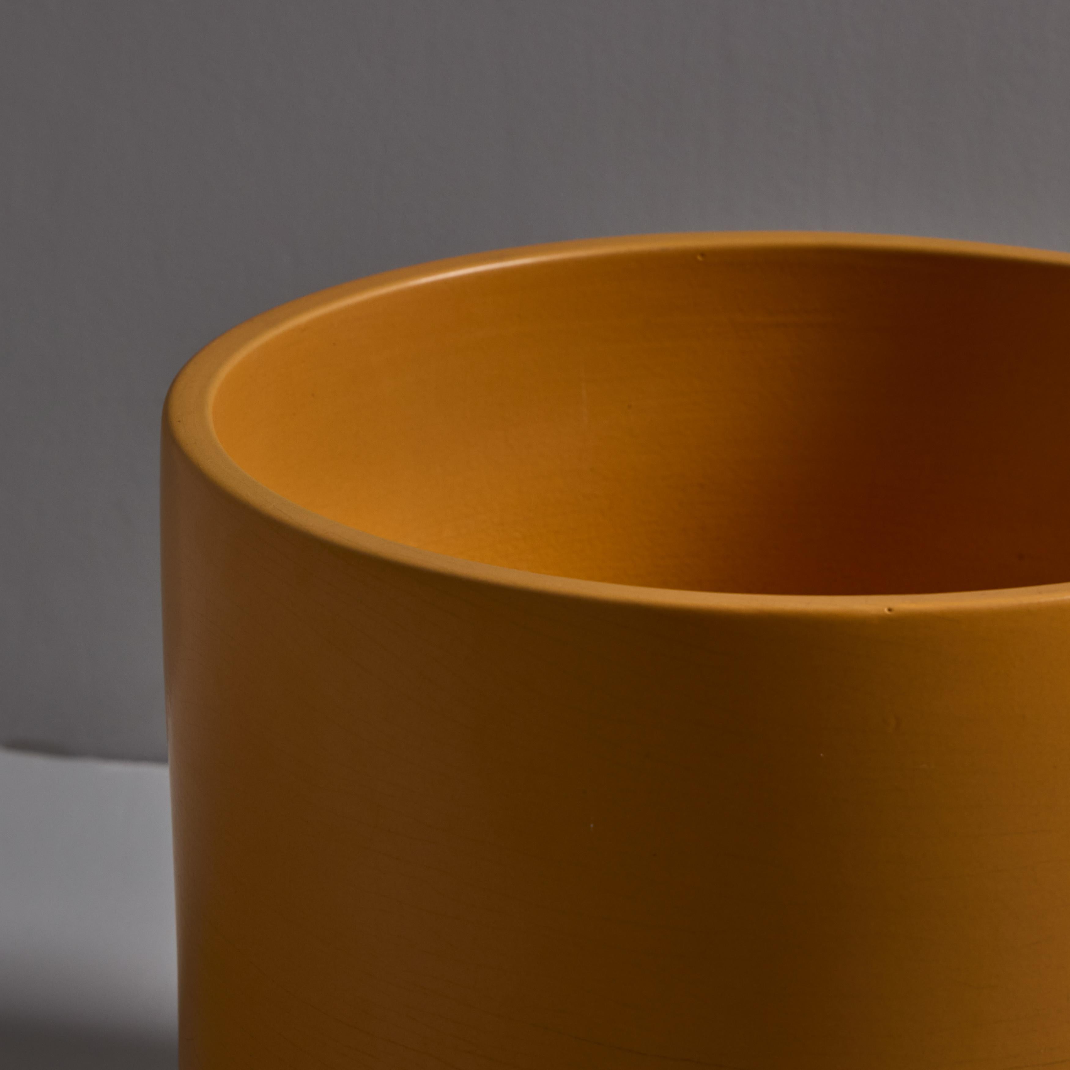 1970 Gainey Mustard Yellow Glazed Ceramic Planter en vente 5