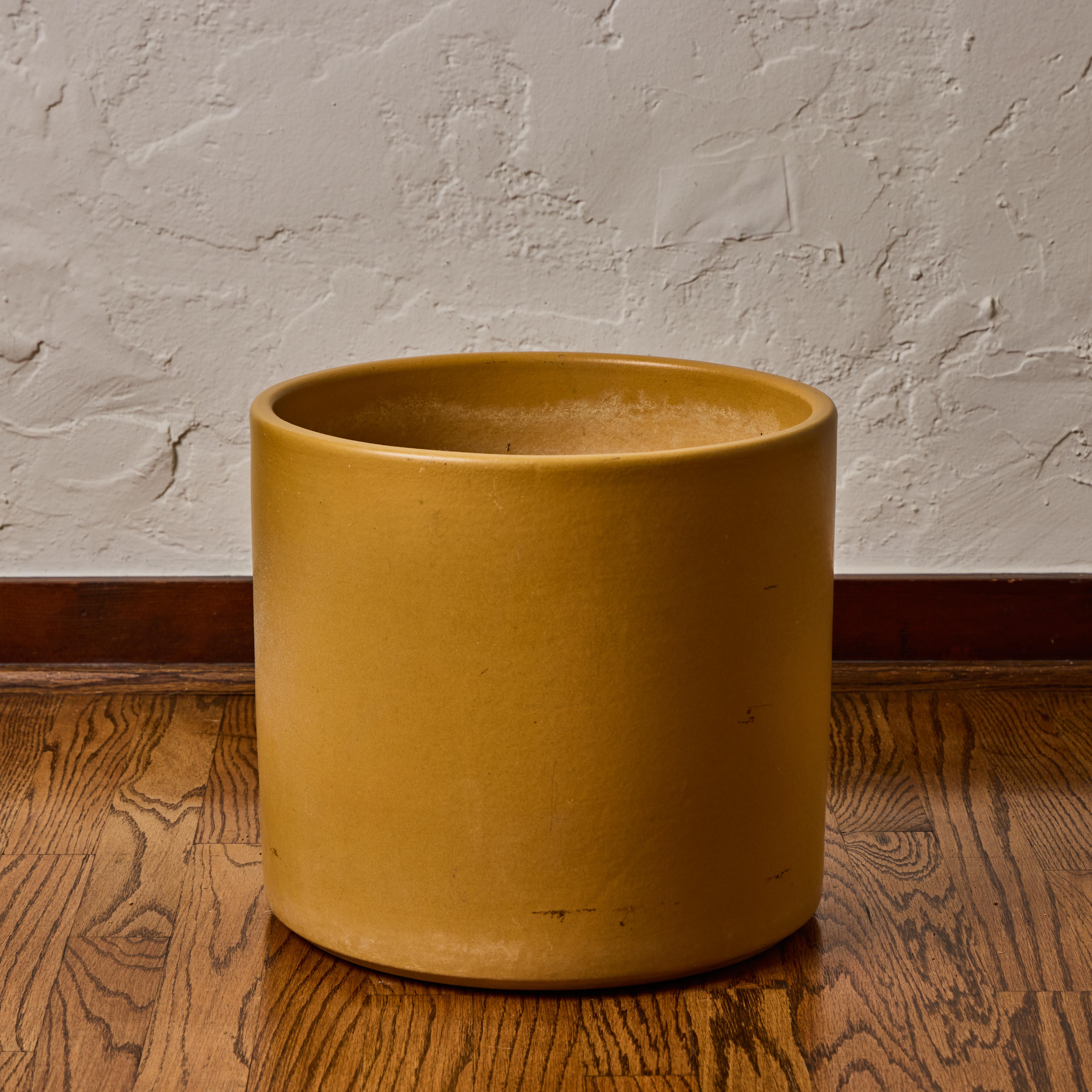 Mid-Century Modern 1970 Gainey Mustard Yellow Glazed Ceramic Planter en vente