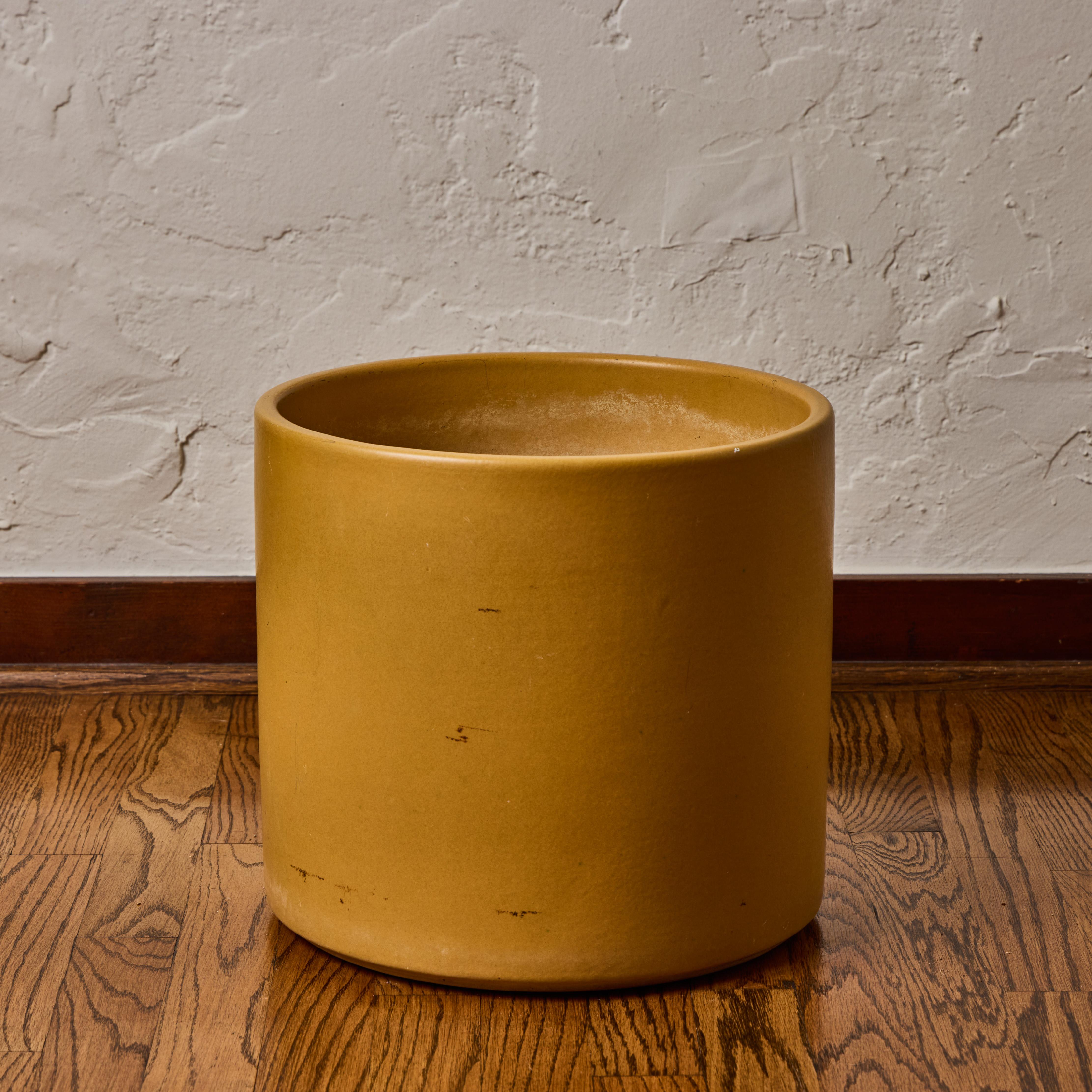 Américain 1970 Gainey Mustard Yellow Glazed Ceramic Planter en vente