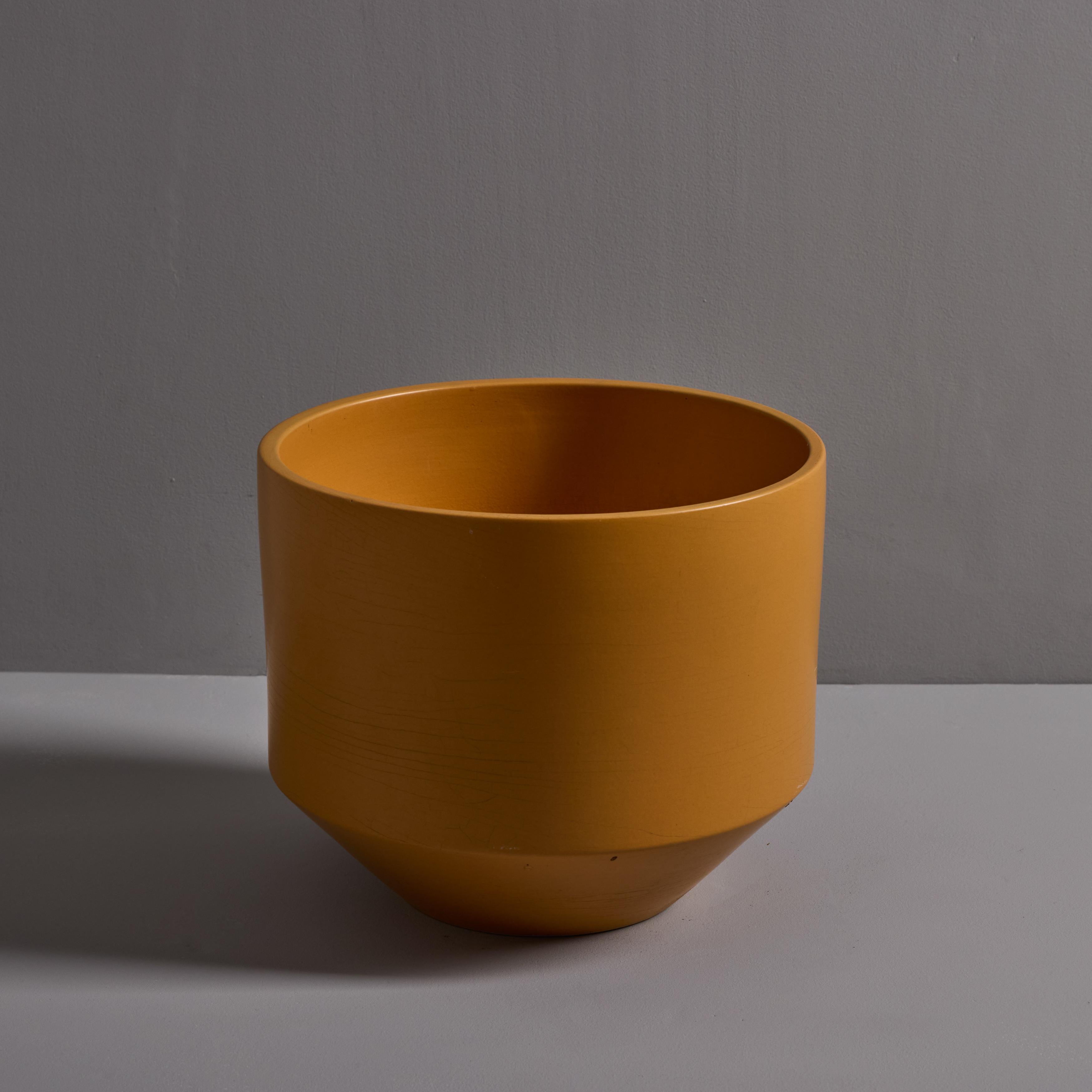 Mid-Century Modern 1970 Gainey Mustard Yellow Glazed Ceramic Planter en vente