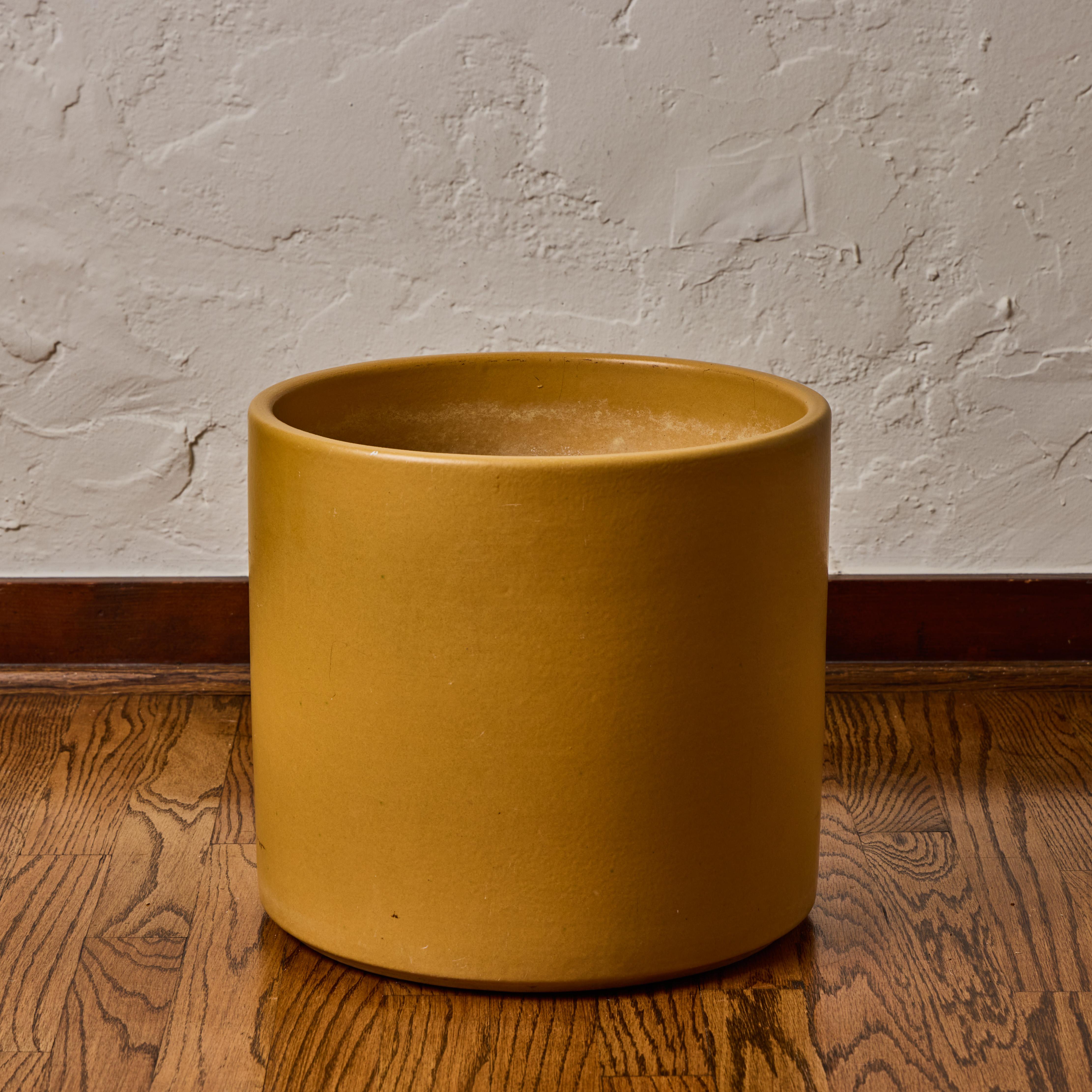 Vernissé 1970 Gainey Mustard Yellow Glazed Ceramic Planter en vente