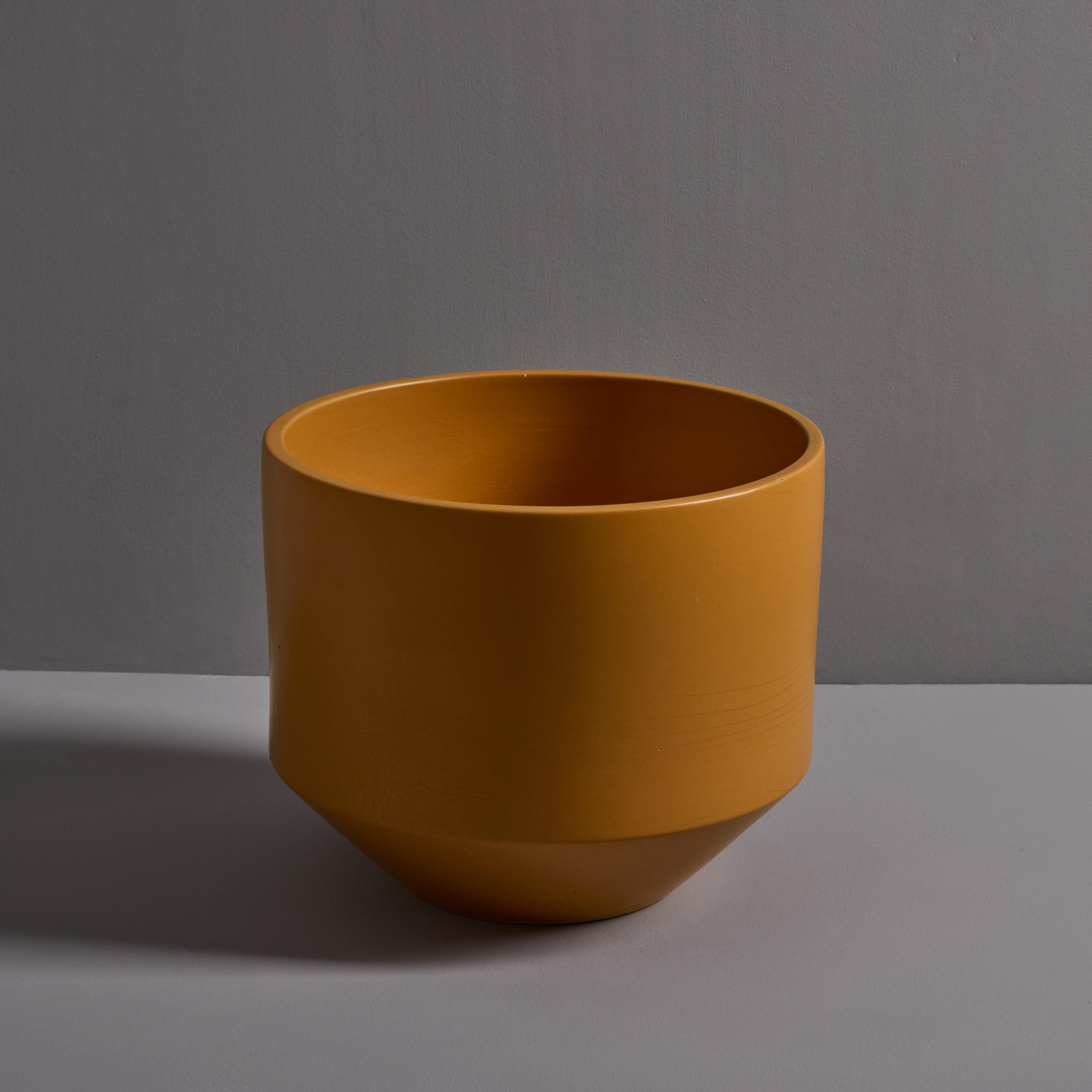 Américain 1970 Gainey Mustard Yellow Glazed Ceramic Planter en vente