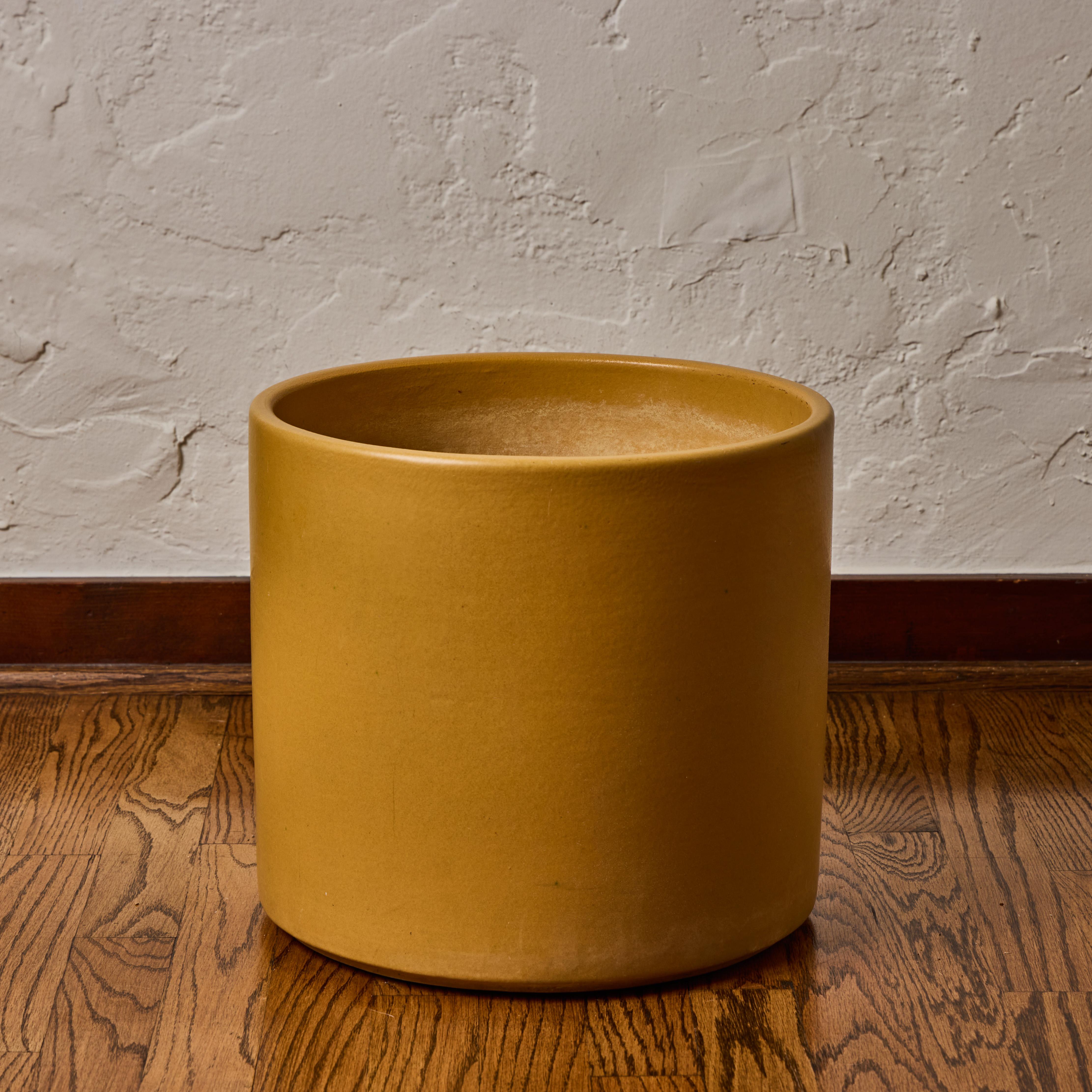 1970 Gainey Mustard Yellow Glazed Ceramic Planter Bon état - En vente à Glendale, CA