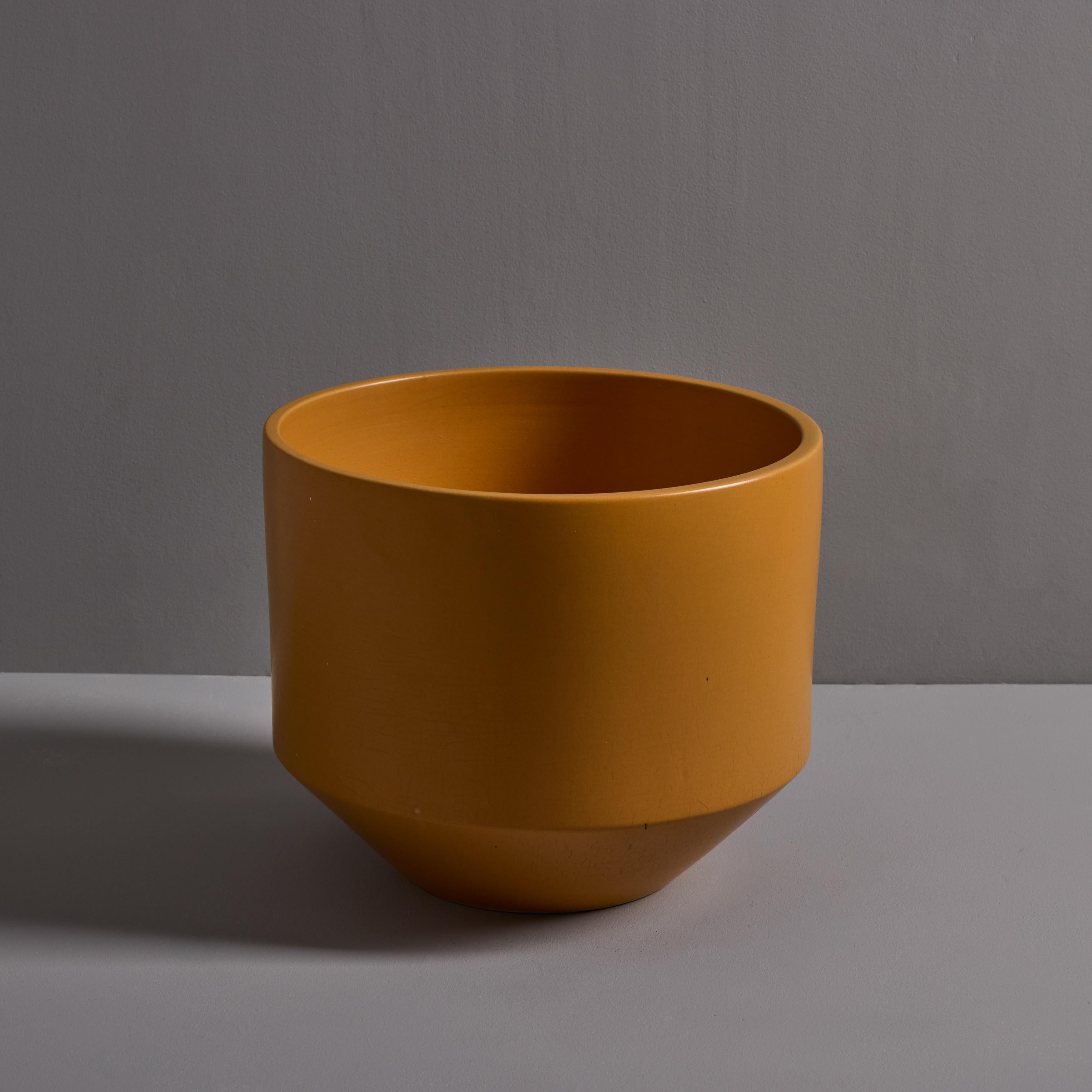 Vernissé 1970 Gainey Mustard Yellow Glazed Ceramic Planter en vente
