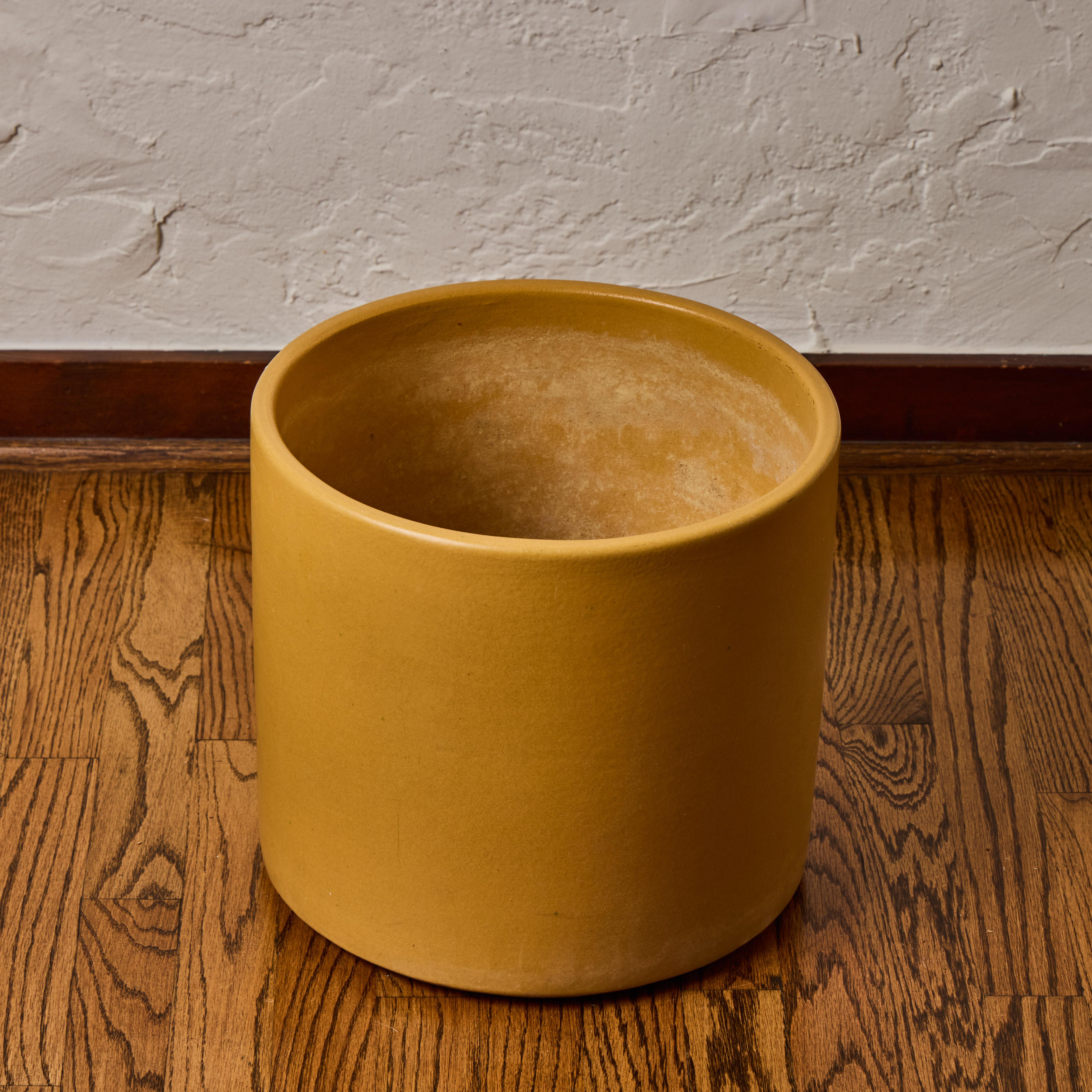 Fin du 20e siècle 1970 Gainey Mustard Yellow Glazed Ceramic Planter en vente